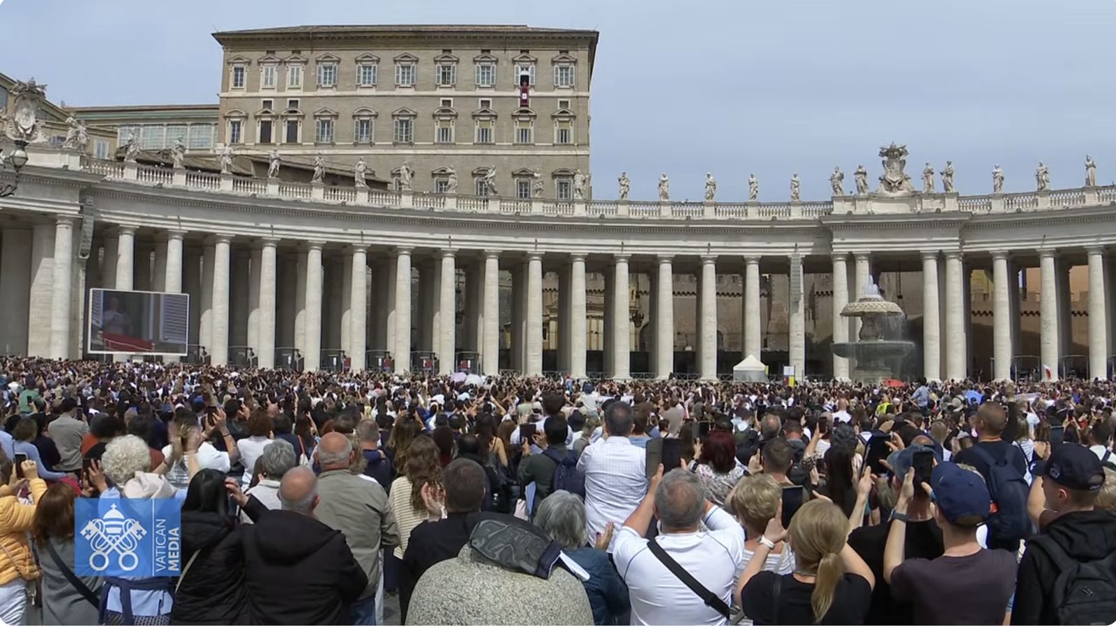 Los fieles escuchan al Papa en el Regina Coeli