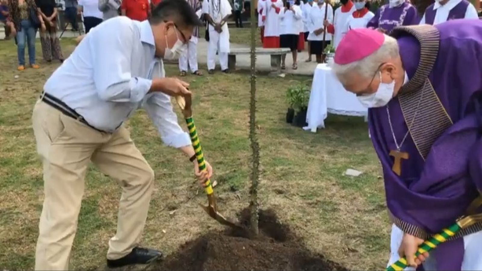 Monseñor Leonardo Steiner planta el árbol de la Memoria y de la Esperanza