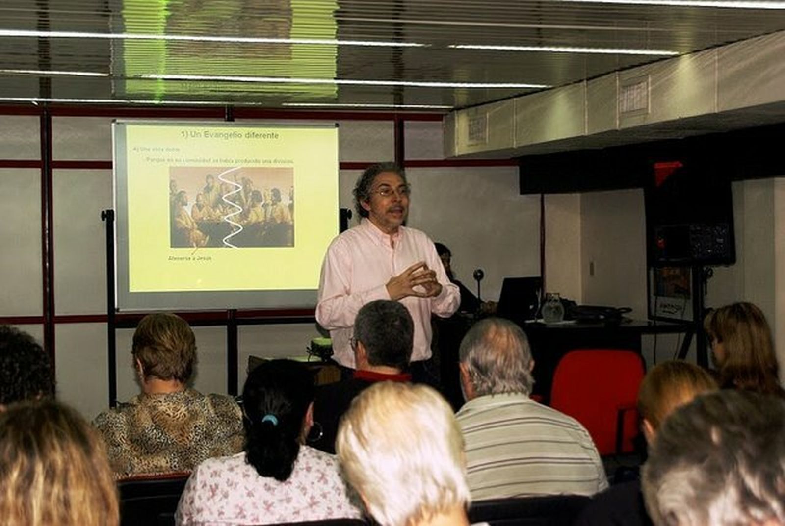 Ariel Álvarez Valdés, en plena charla
