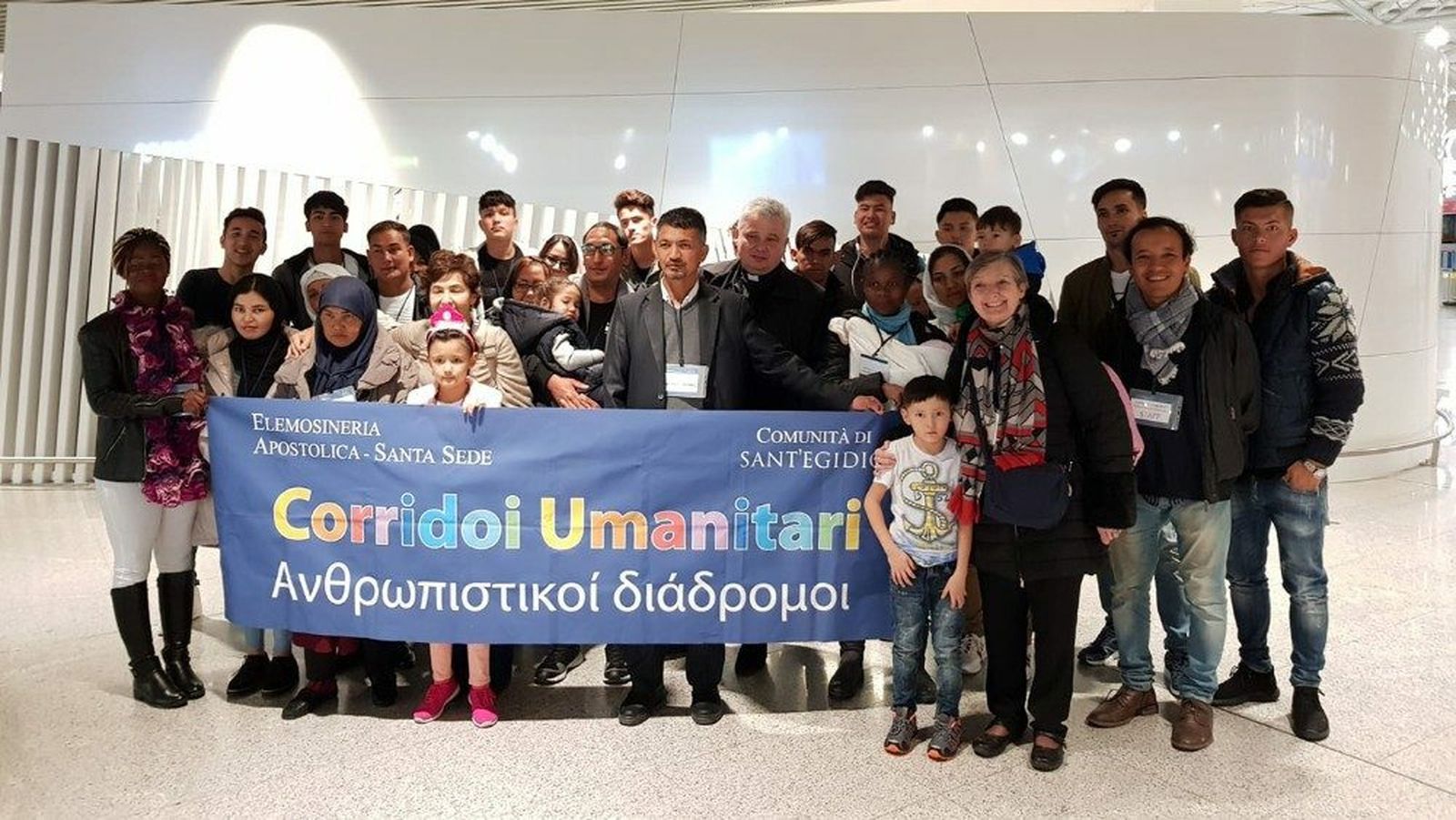 Los 33 refugiados, con Krajewski en Fiumicino