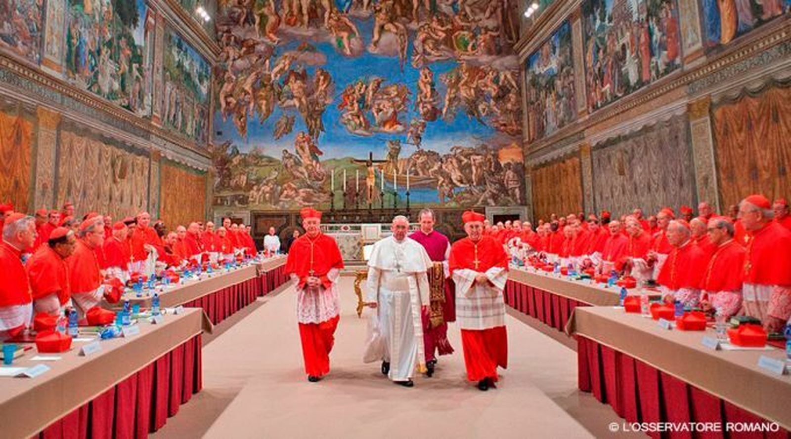 Francisco, saliendo de la Capilla Sixtina