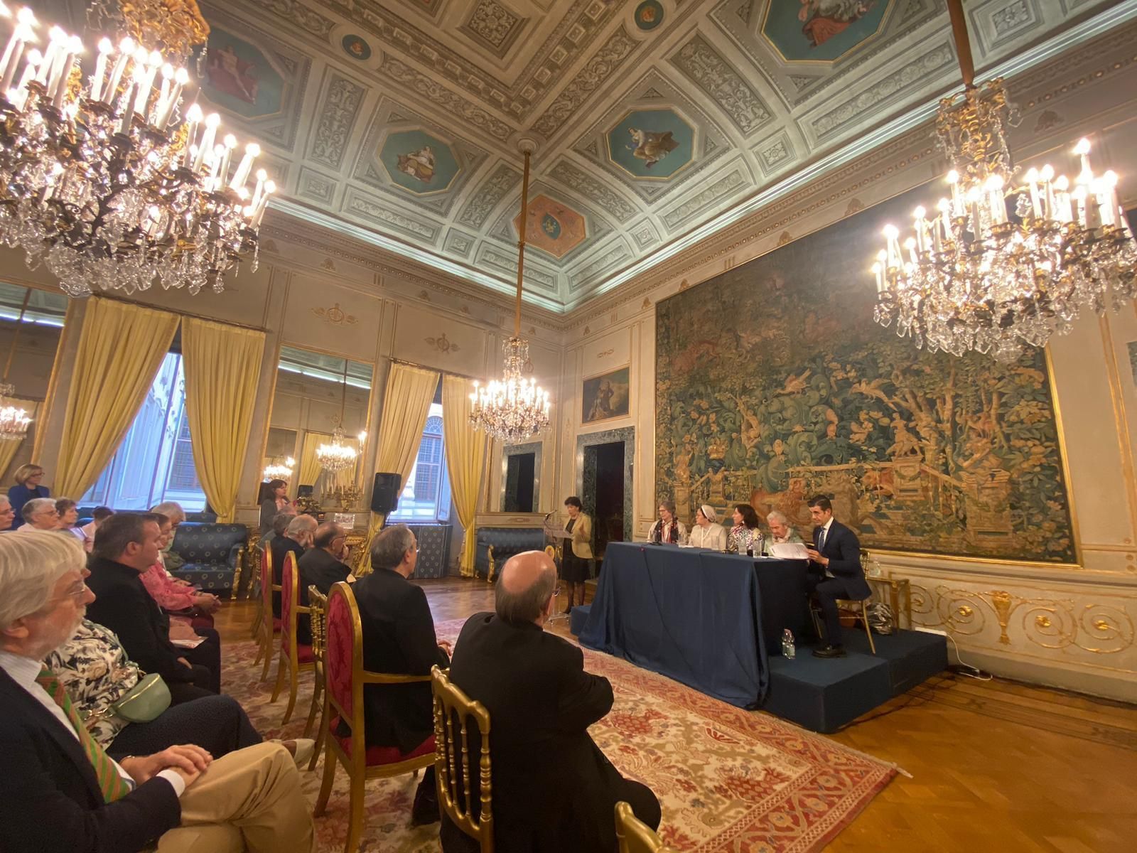 Mesa del acto celebrado en la embajada
