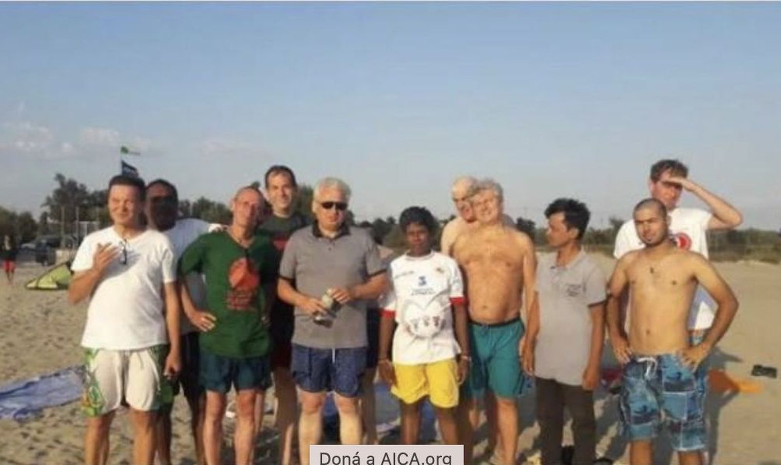 Konrad Krajewski con sin techo en la playa