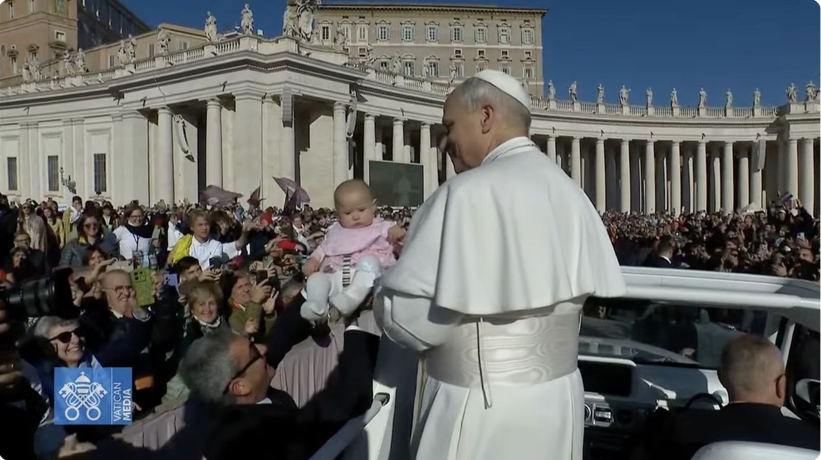 El Papa bendice a un niño en la audiencia jubilar