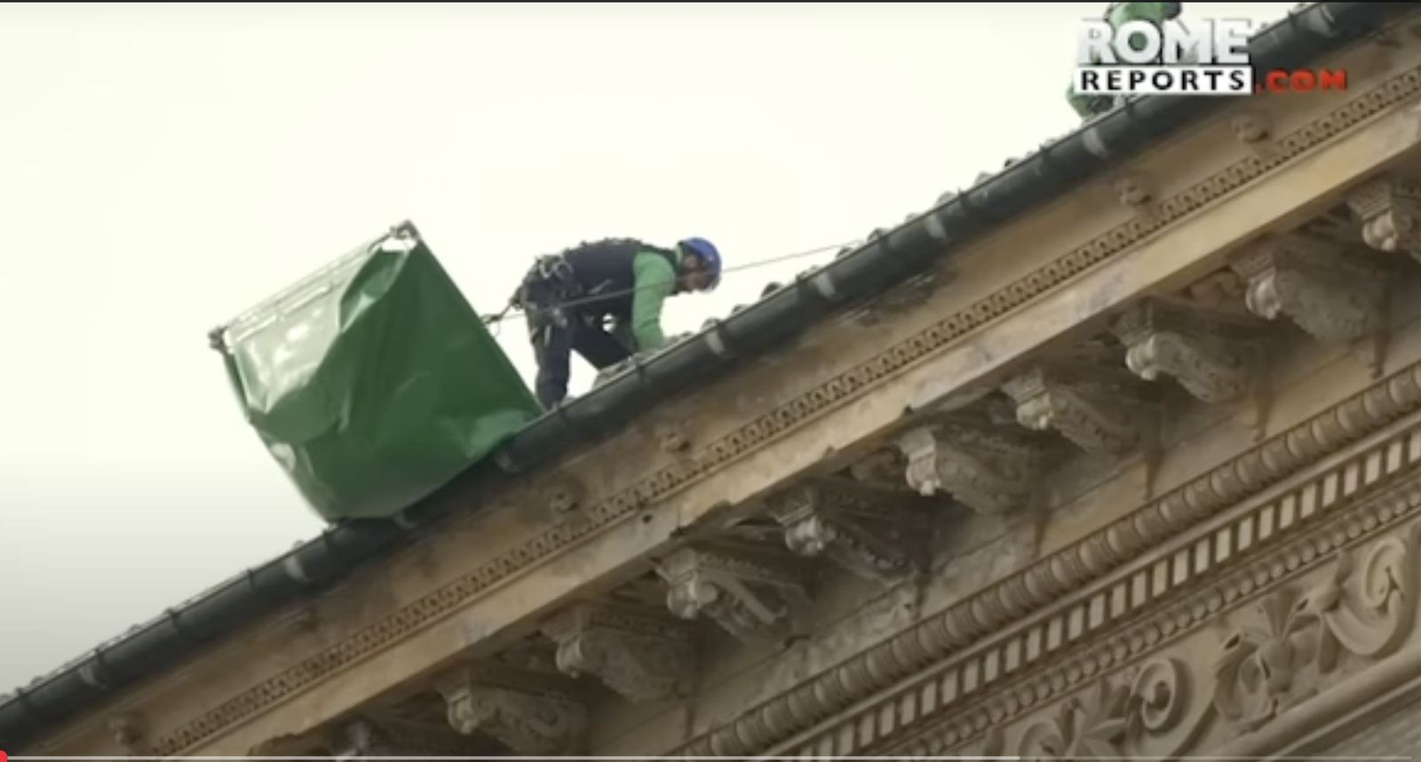 Unos operarios trabajan en el tejado del Palacio Apostólico