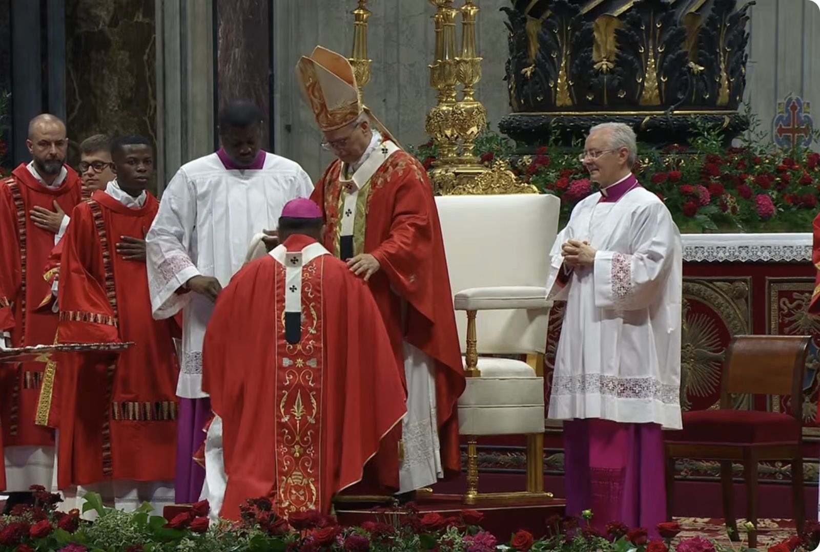 El Papa impone el palio a uno de los nuevos arzobispos metropolitanos