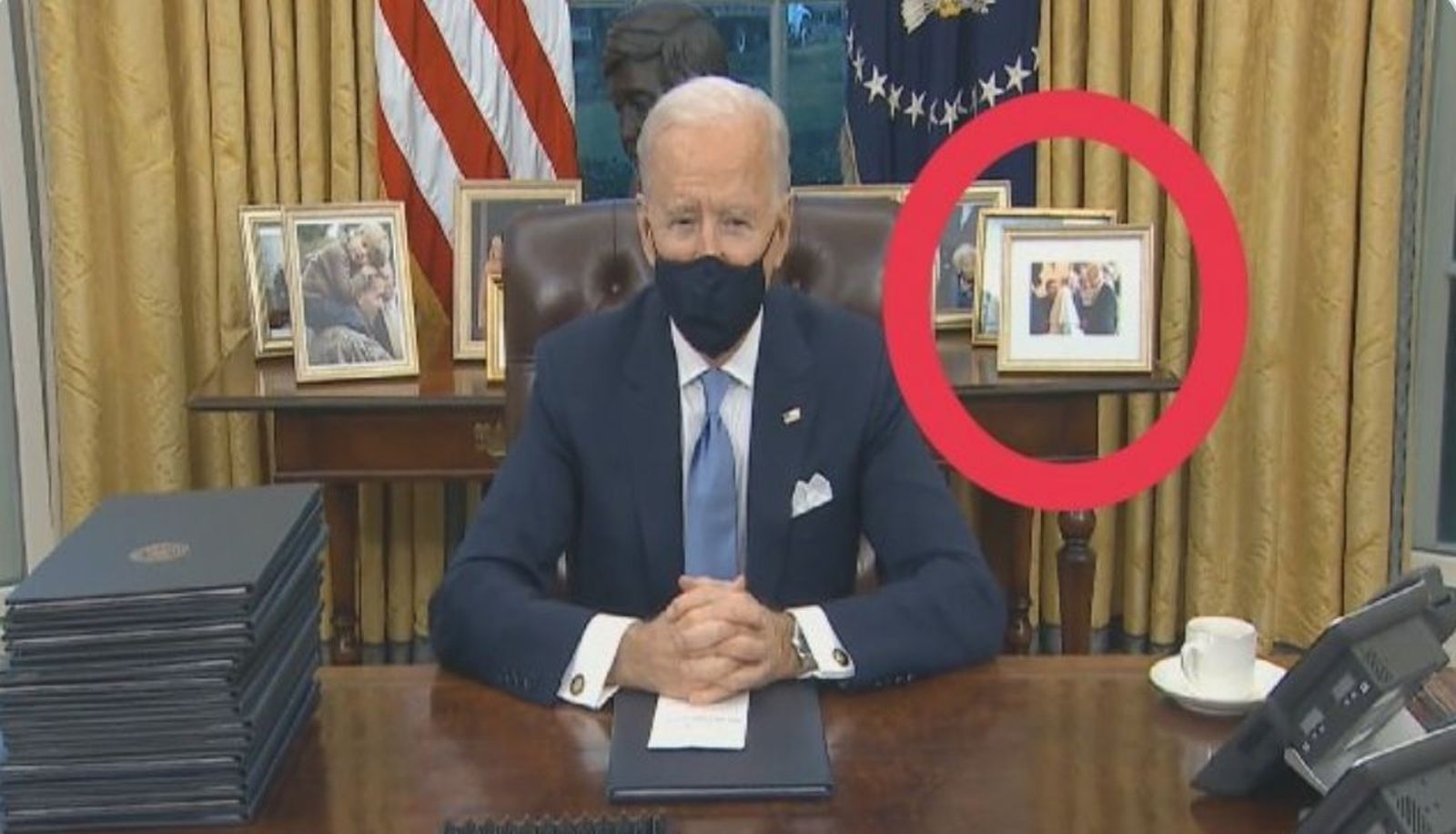 Despacho oval con foto del Papa