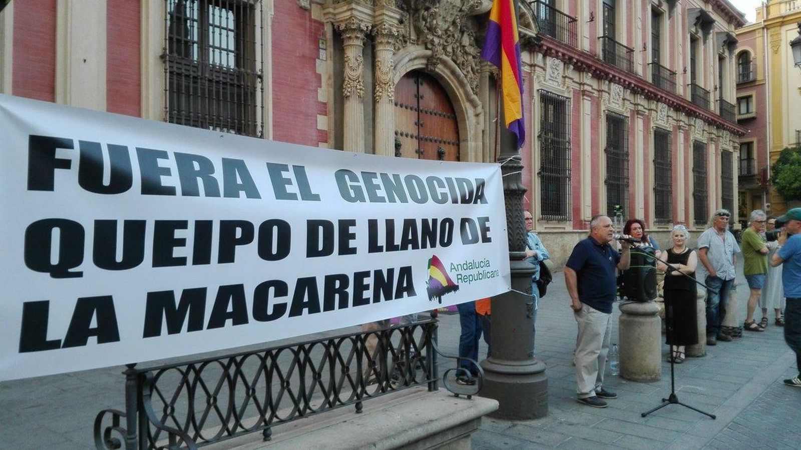 Vigilia ante el Arzobispado de Sevilla