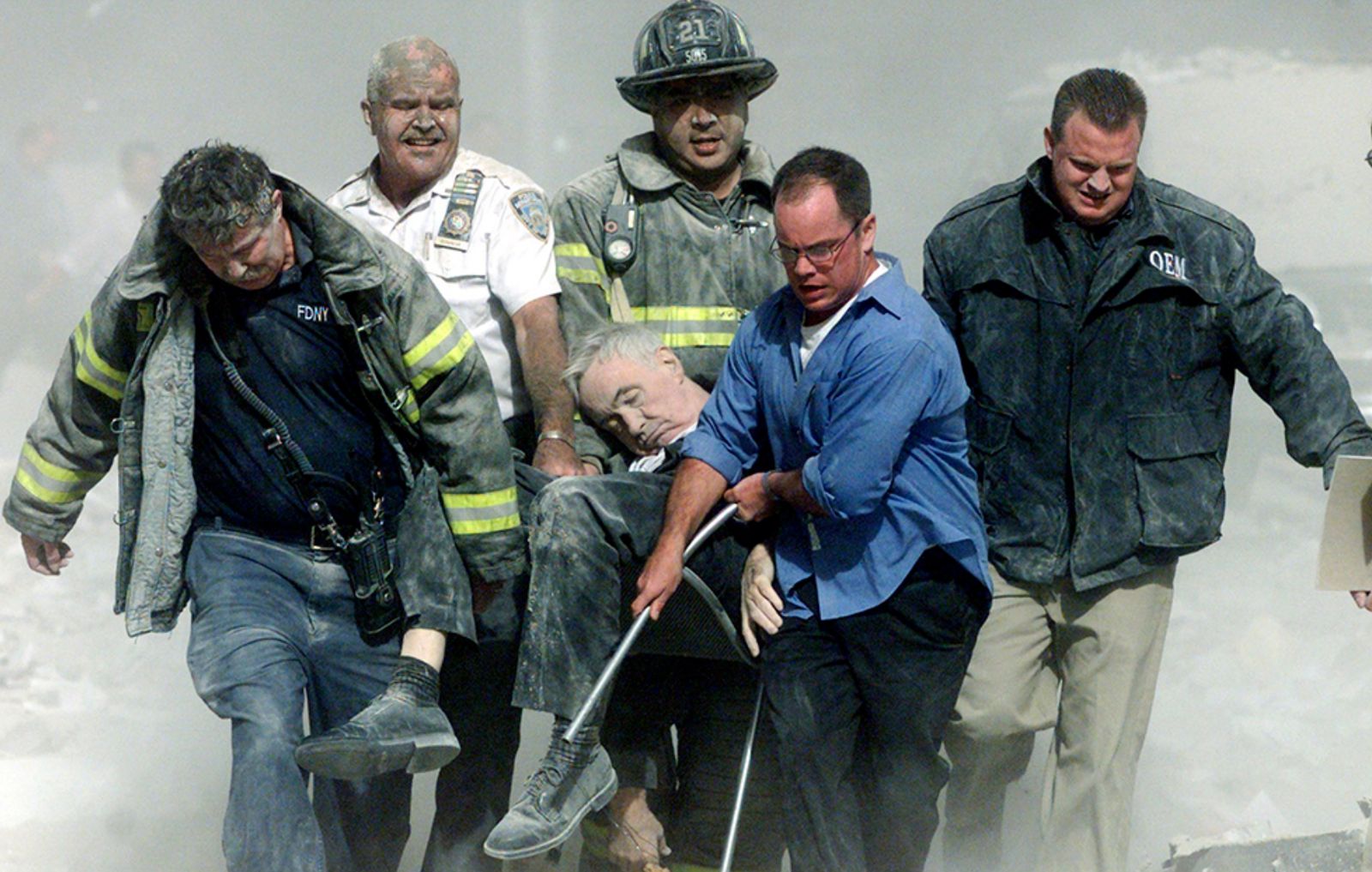 Los bomberos llevan consigo el cuerpo de Mychal Judge, el 11S