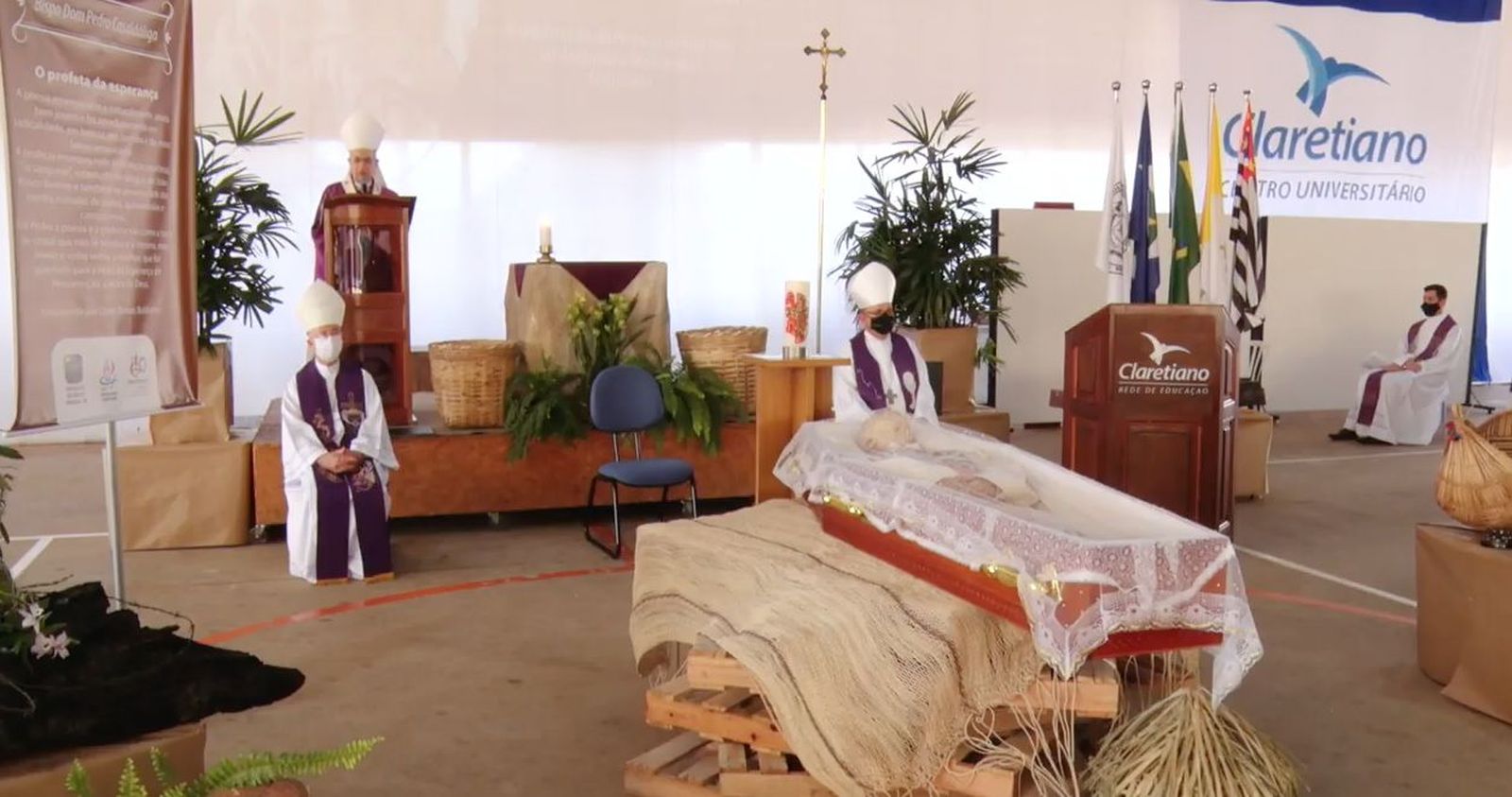 Los tres obispos y la decoración sencilla de la misa funeral de Pedro Casaldàliga