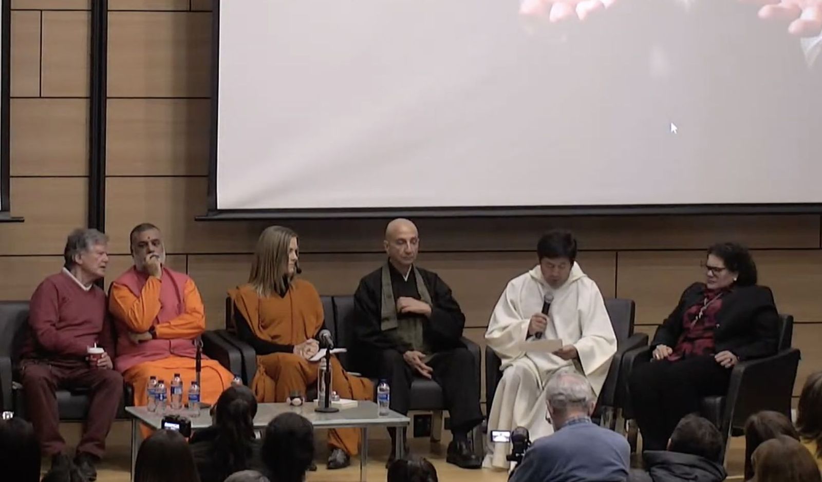 Víctor Moreno durante el encuentro interreligioso