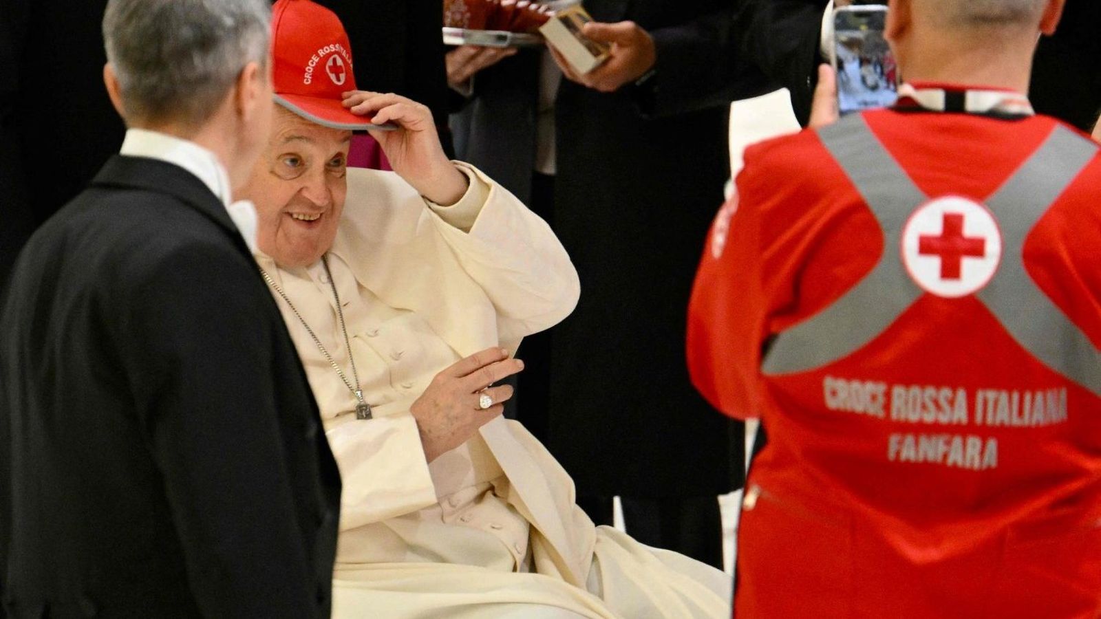 Francisco, con la Cruz Roja italiana