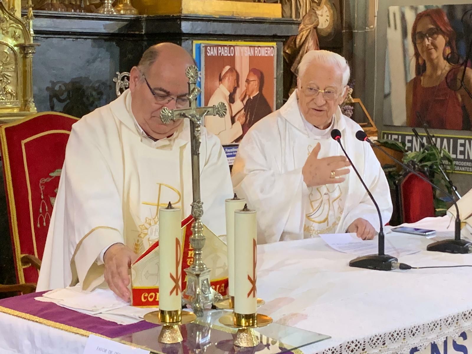 El Padre Ángel y el padre Valentín, con la mitra de Romero