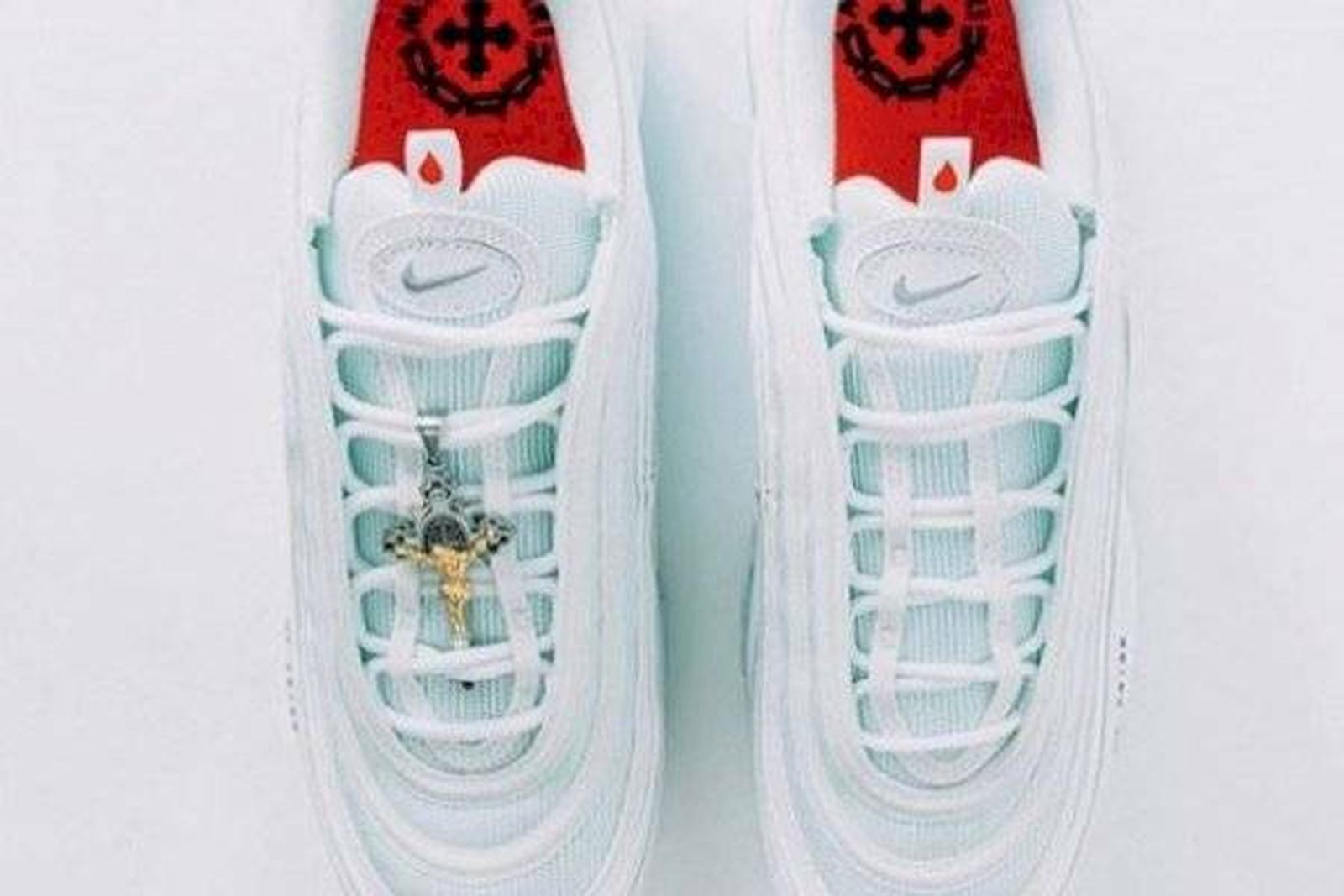 El crucifijo en las zapatillas