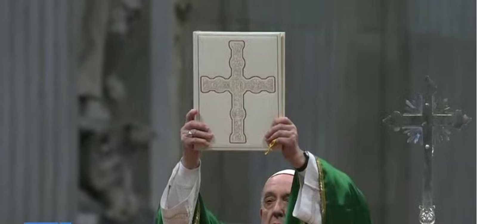 El Papa bendice con el Evangeliario