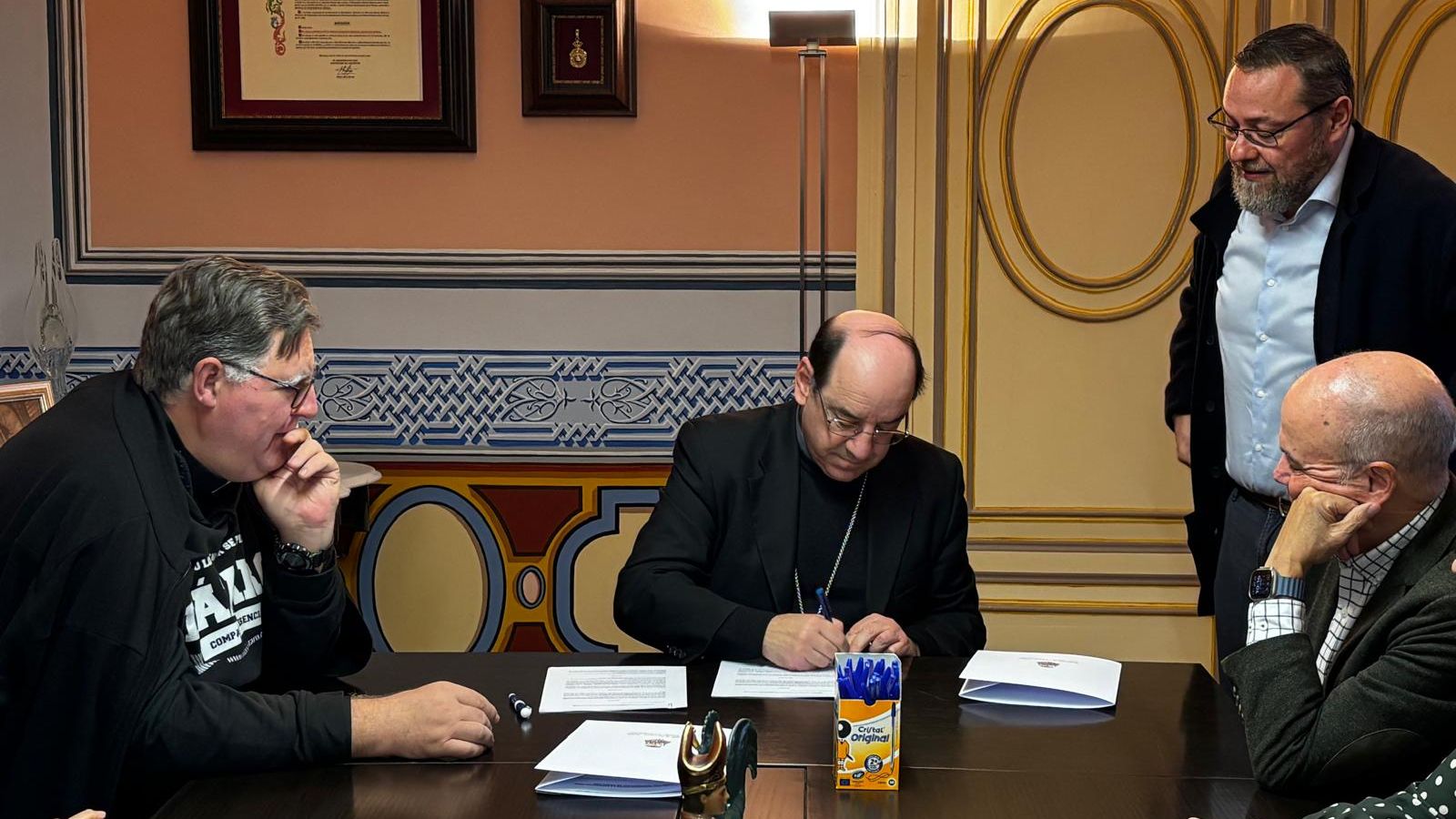 El arzobispo Roselló firma del convenio de colaboración