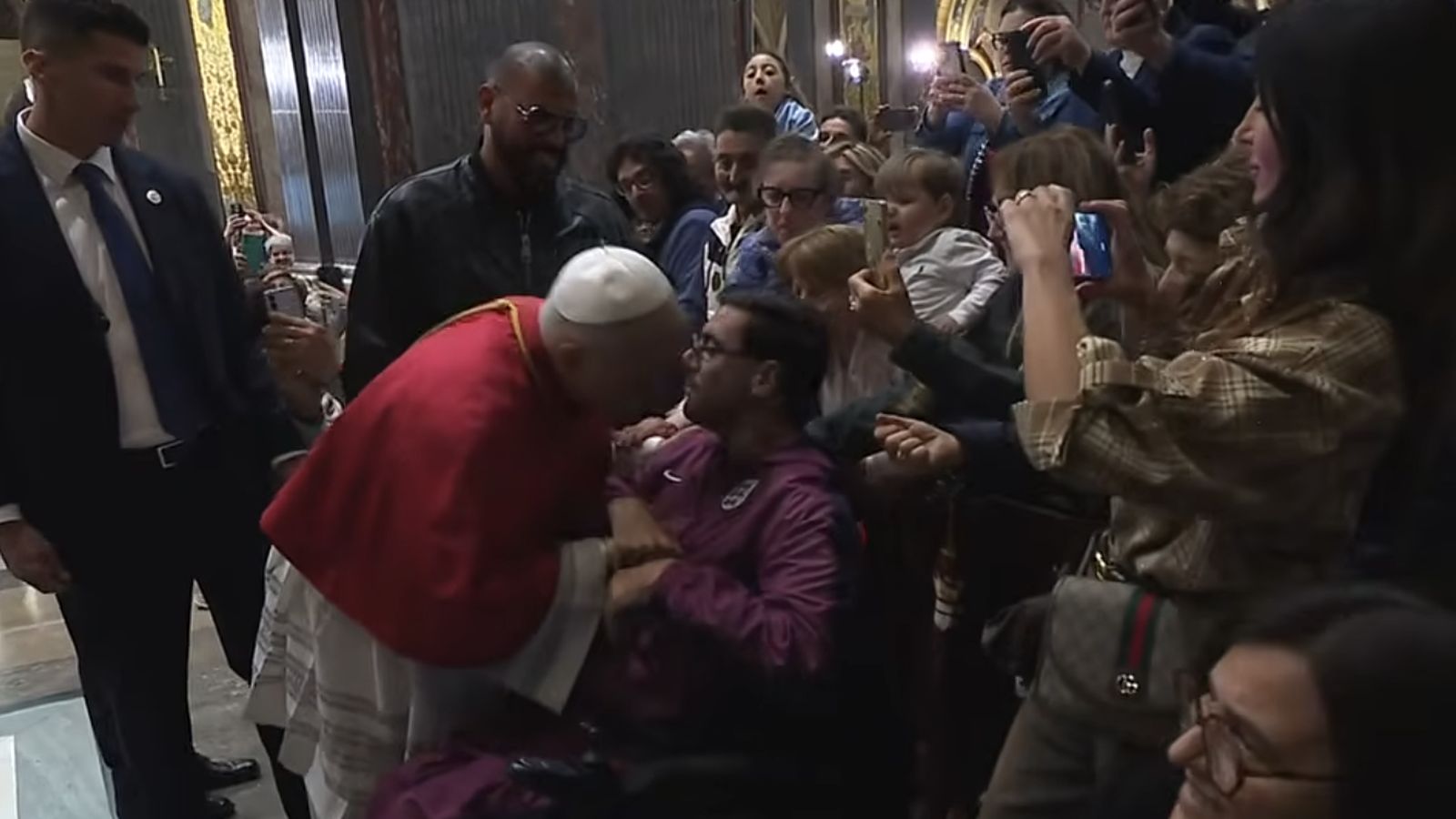 El Papa besa a un enfermo