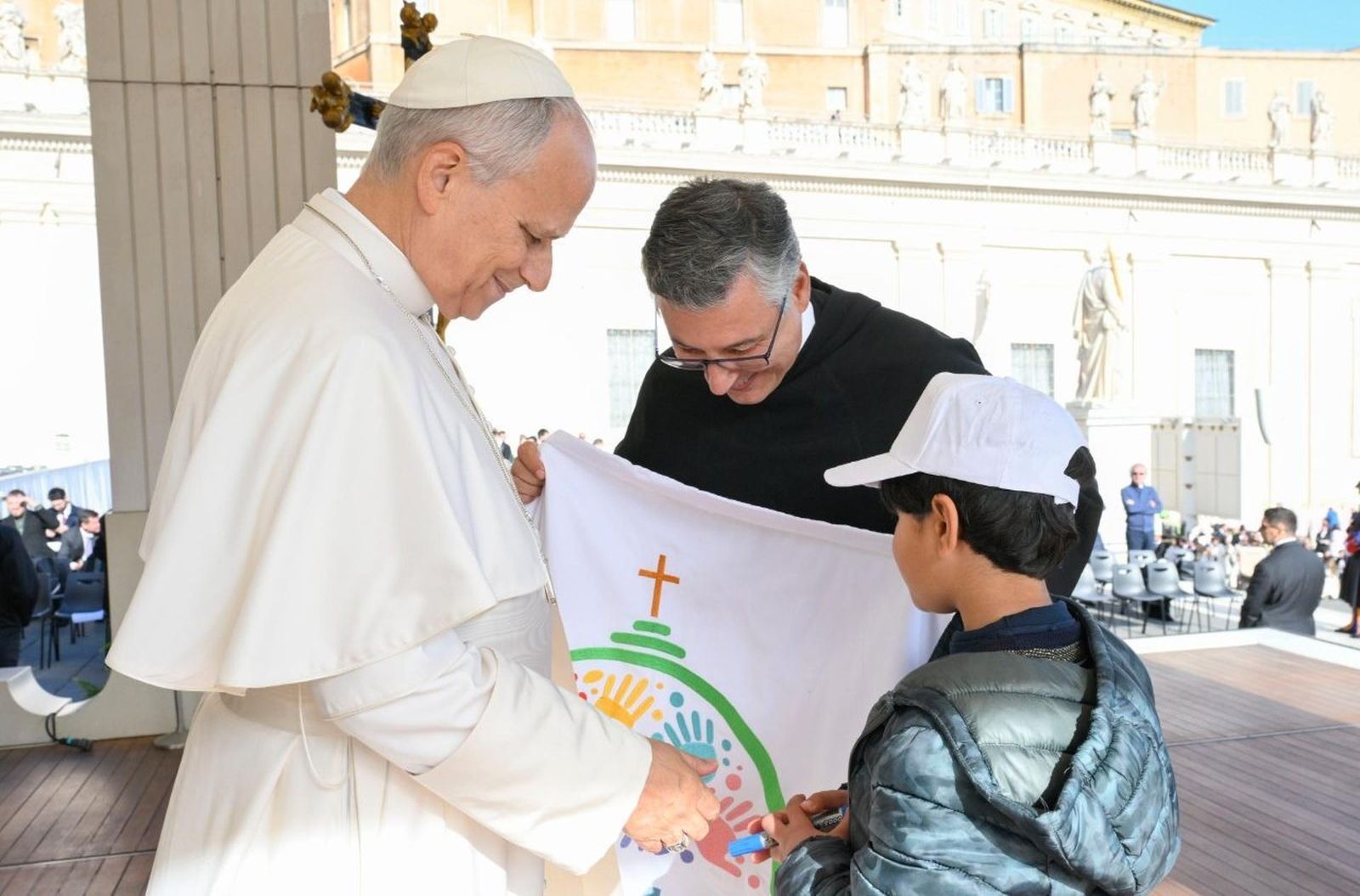 Niños de países en guerra saludan al Papa en la Audiencia General