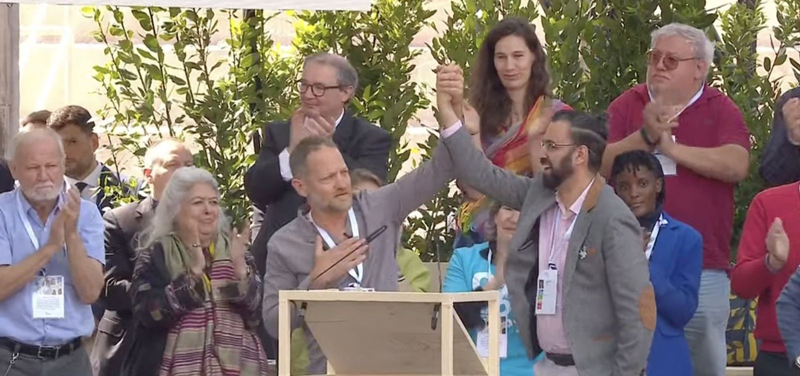 El abrazo de paz de un joven palestino y otro israelí, víctimas de la guerra en Gaza: "Nuestro dolor nos ha unido, y nos ha llevado a dialogar"