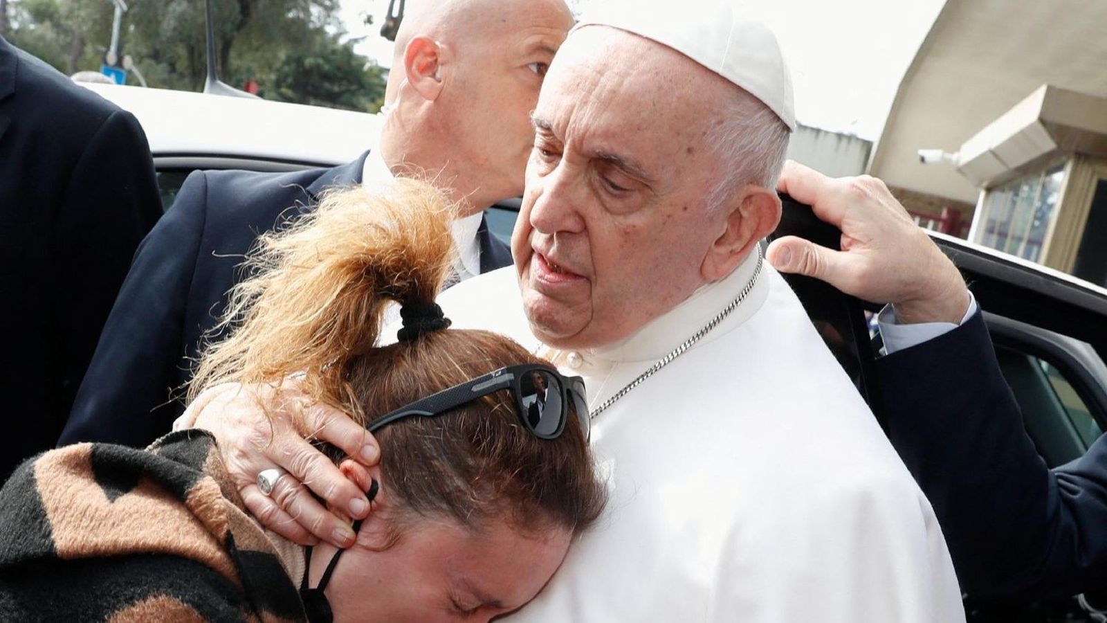 El abrazo del Papa a una mujer