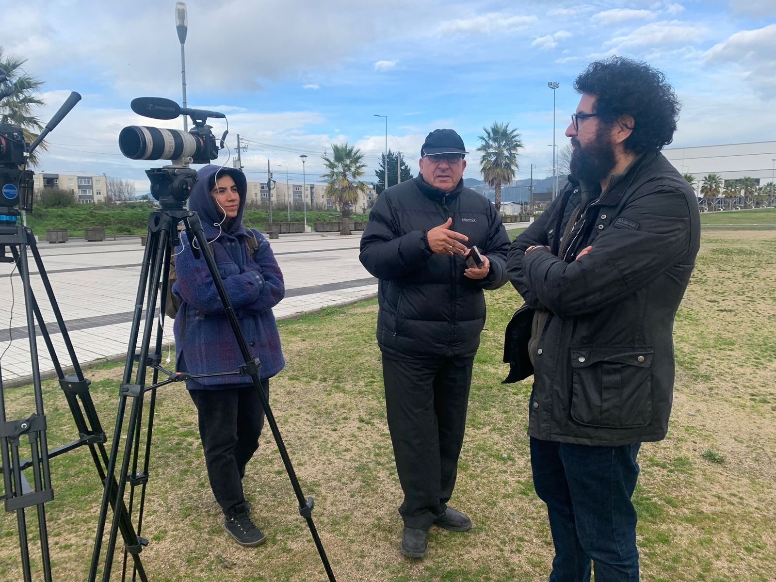 Monseñor Chomali durante un descanso de la grabación del documental