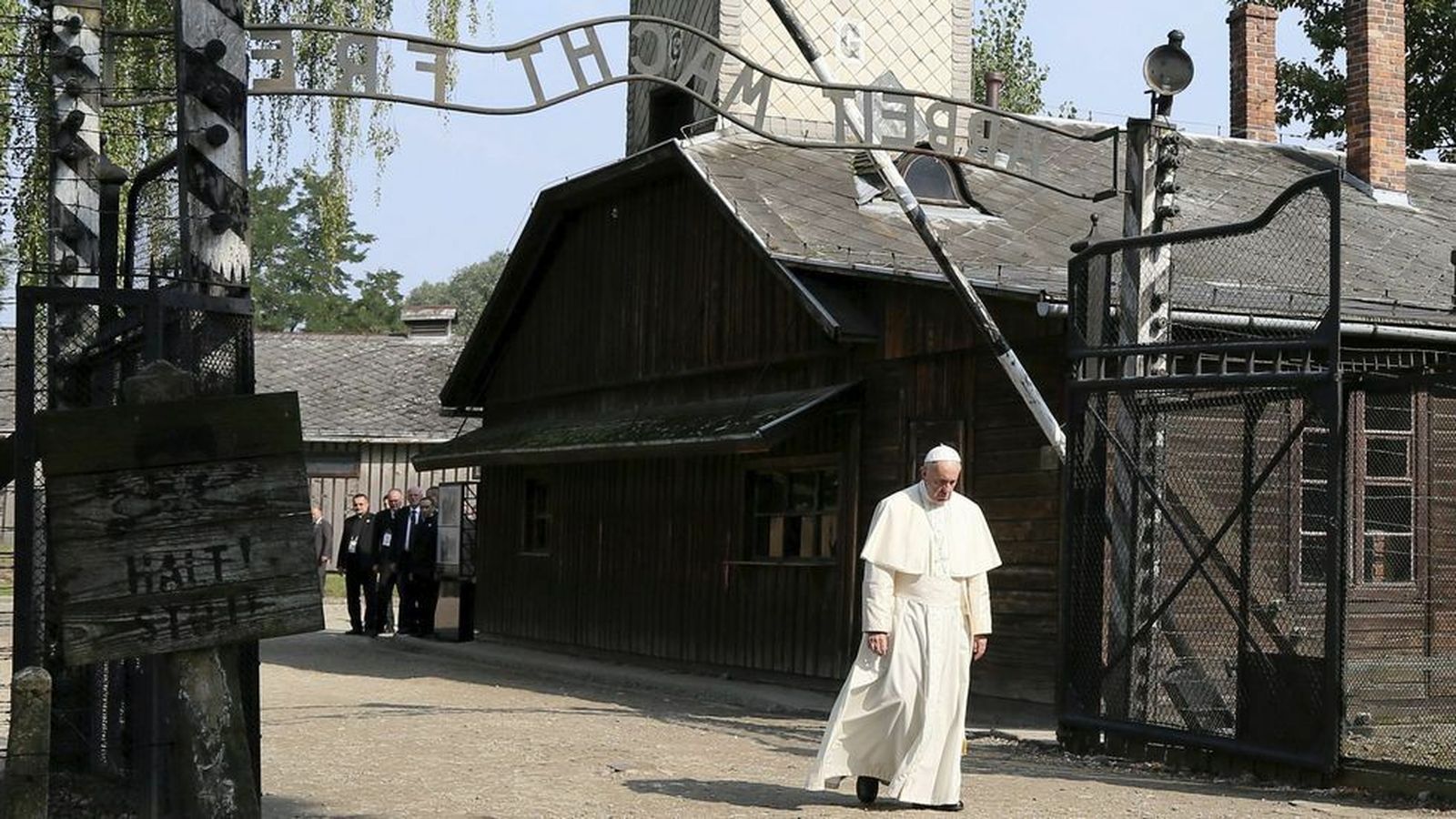 El Papa pasea por Auschwitz