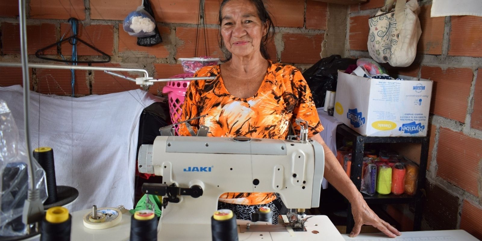 Flor Marina sonríe junto a su máquina de coser