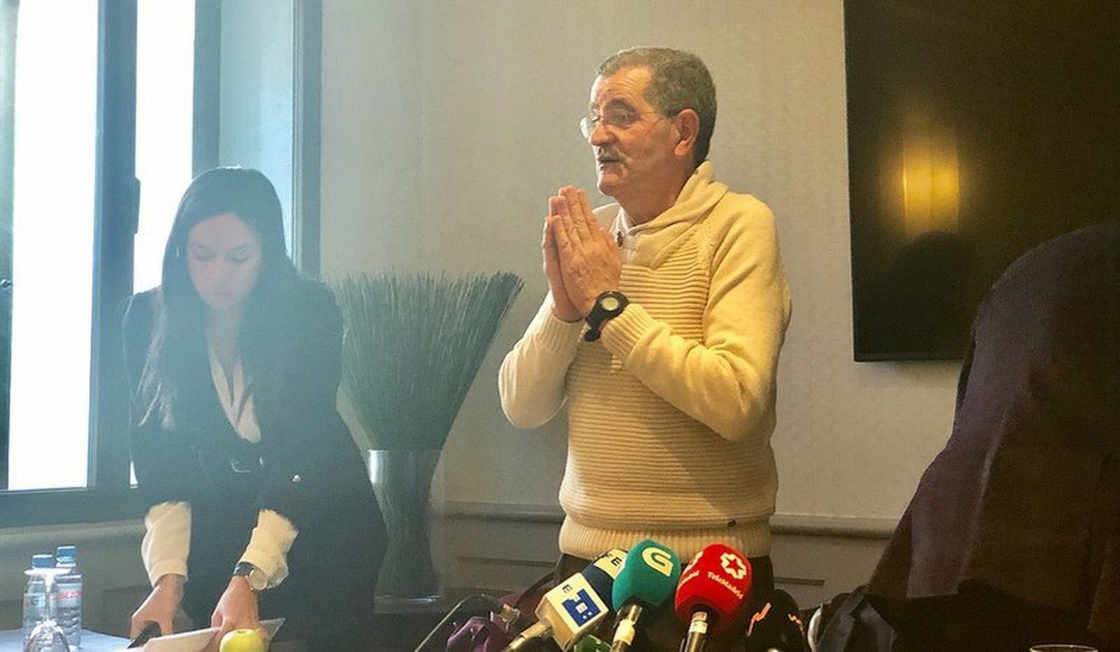 Rosendo con las manos juntas