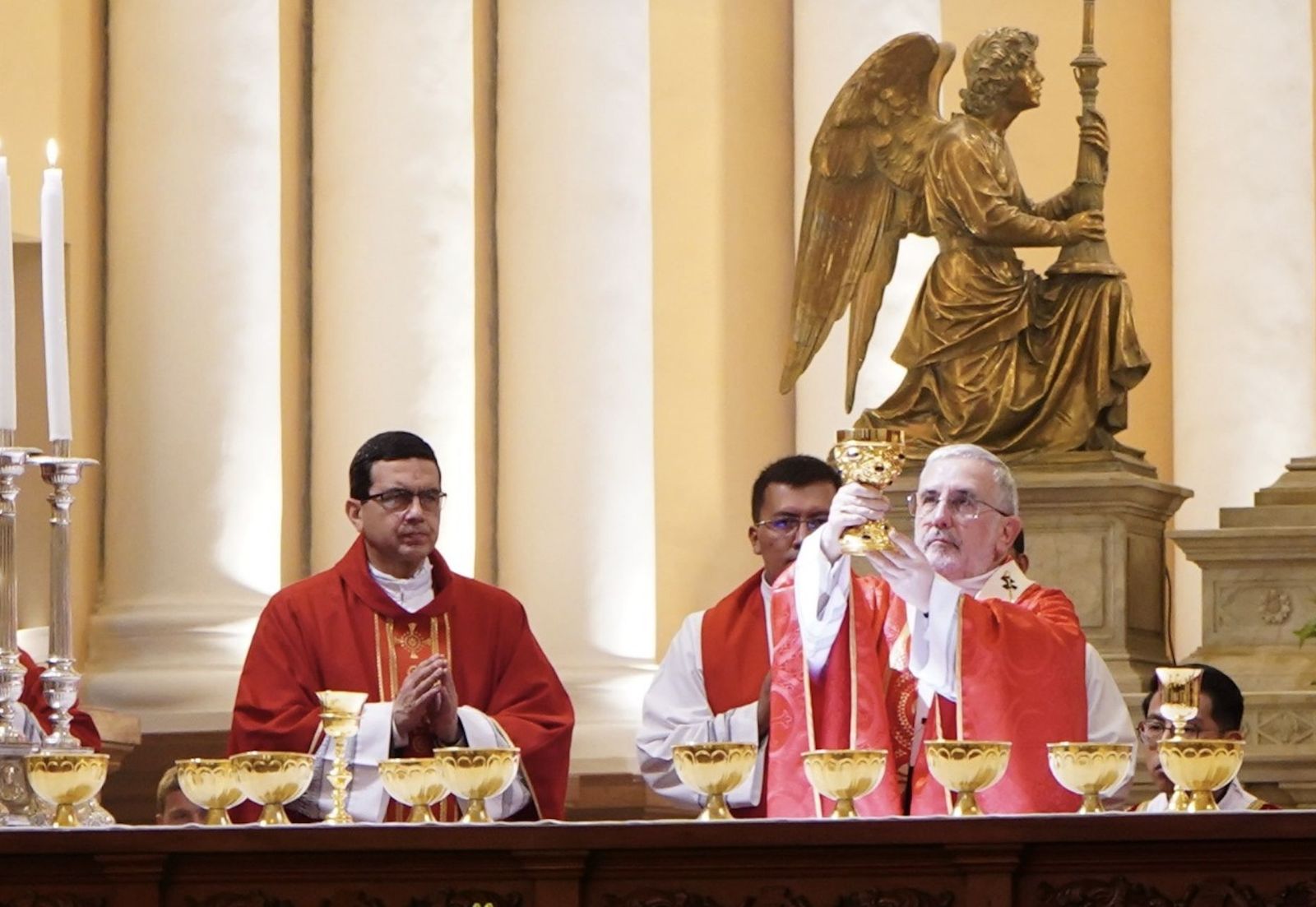 El arzobispo Javier del Río Alba y el vicario general Alberto Ríos Neyra