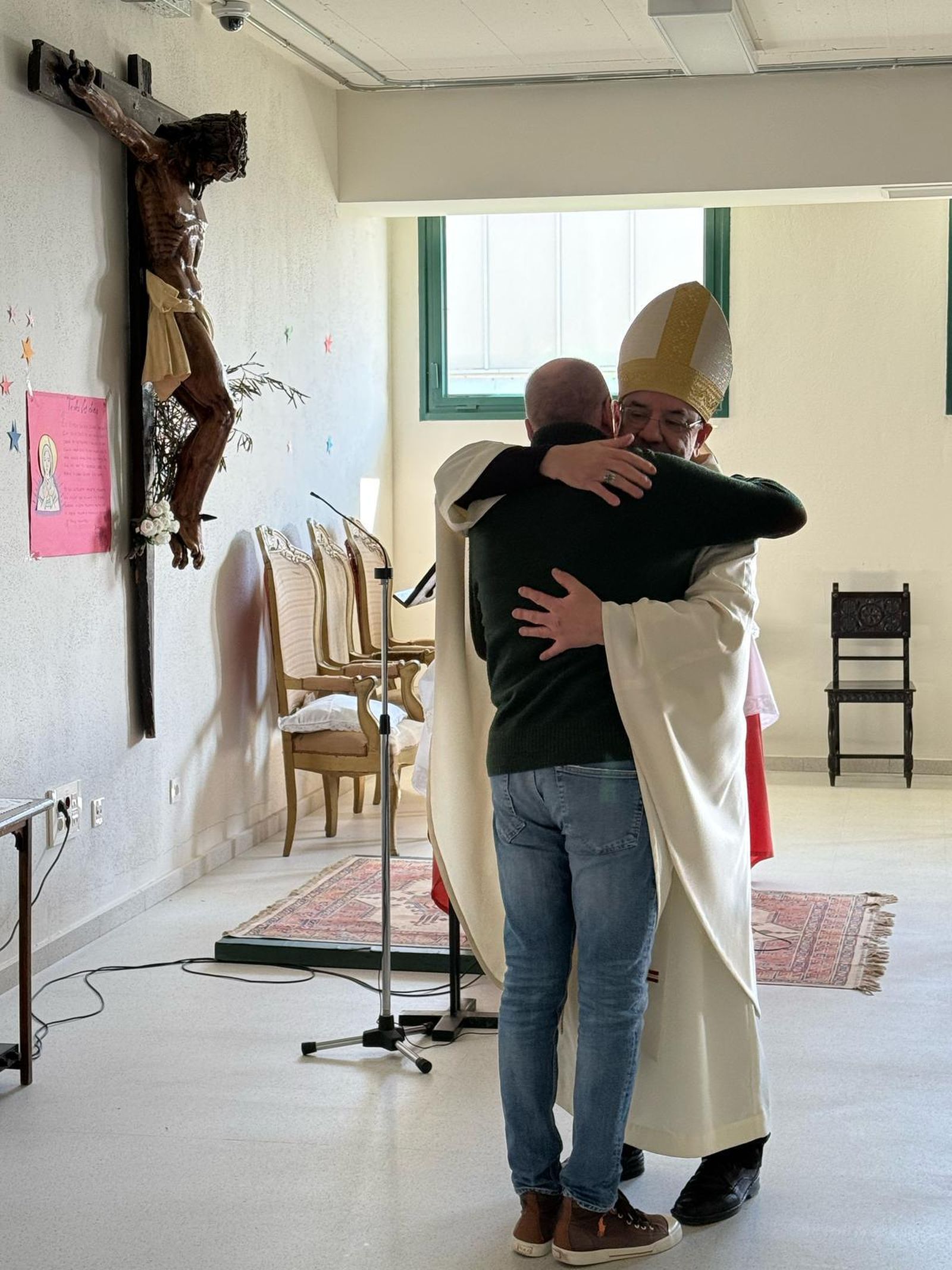 Roselló abraza a uno de los internos