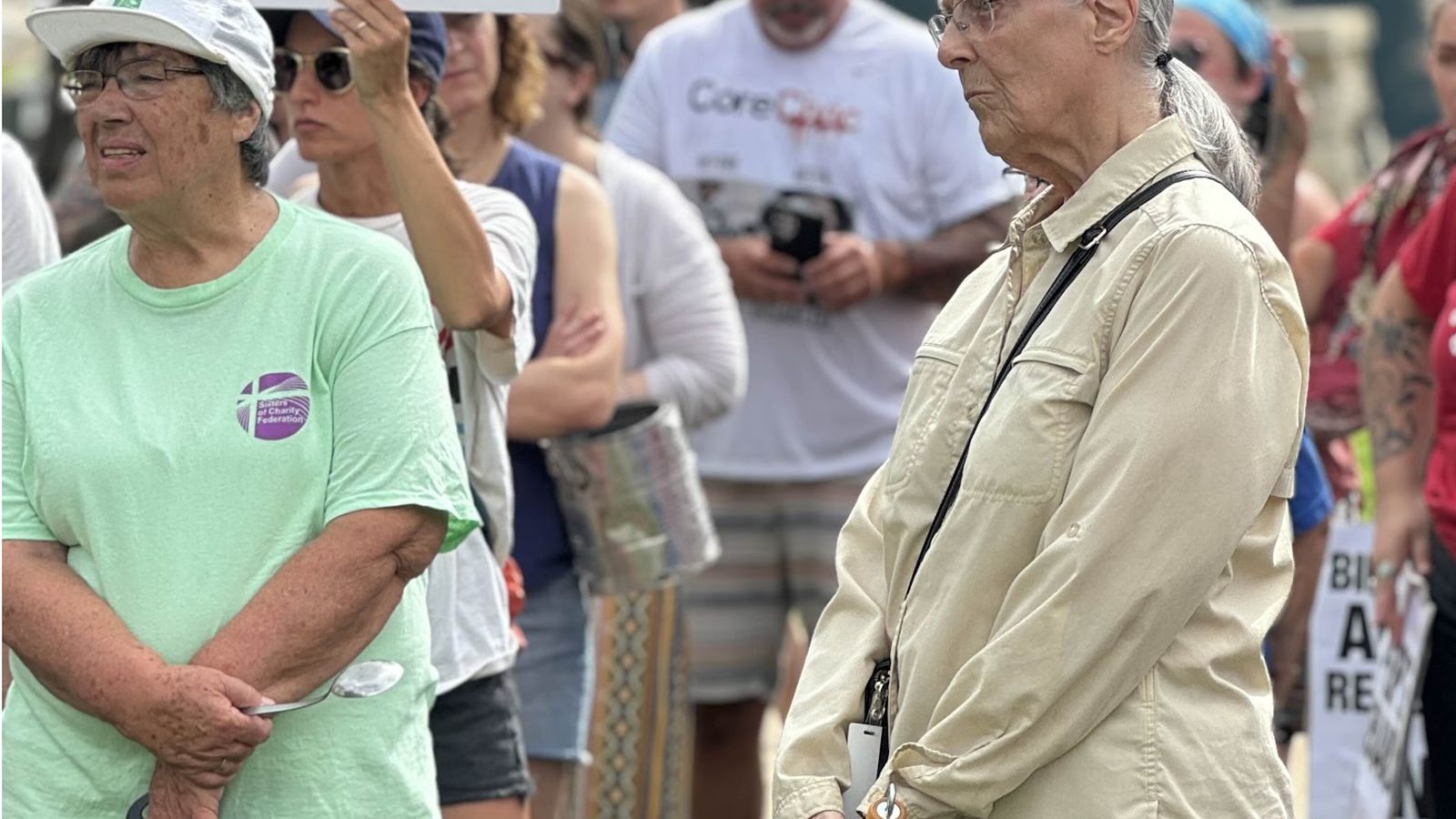 Dos religiosas durante la protesta