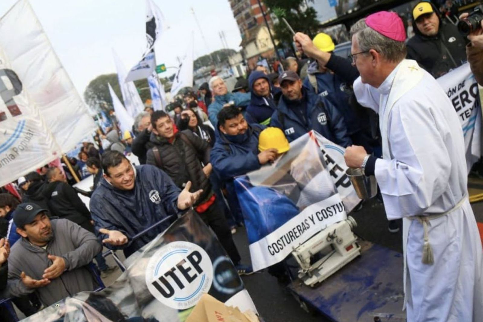 García Cuerva, arzobispo de Buenos Aires, bendice a trabajadores