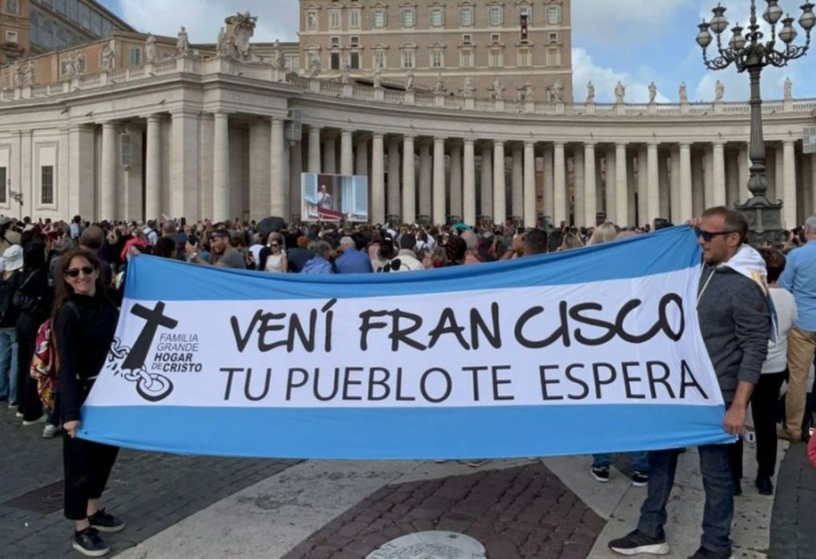 La bandera argentina "Vení, Francisco, tu pueblo te espera" en la Plaza de San Pedro
