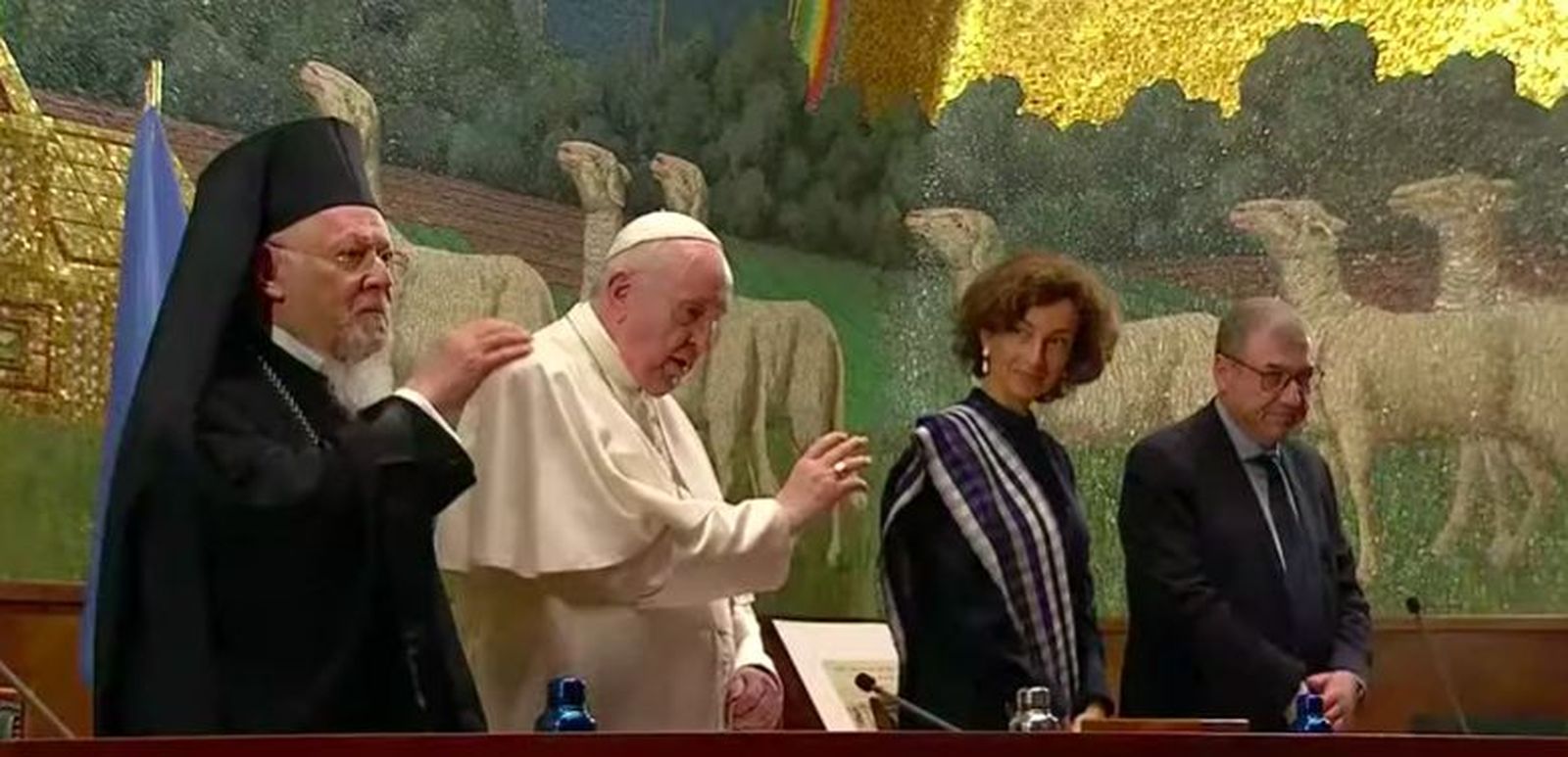 Bartolomé y Francisco bendicen la nueva aula de la Lateranense