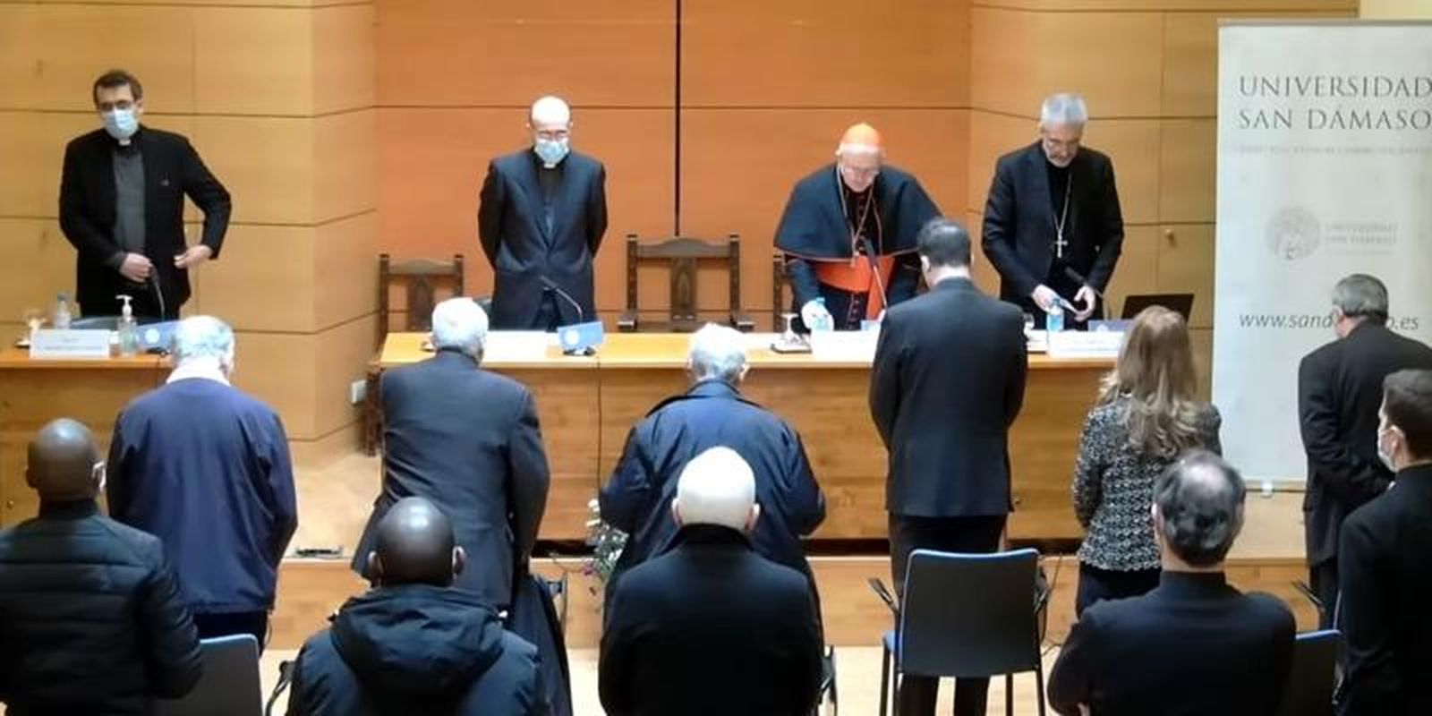 Conferencia en San dámaso presidida por el Cardenal Osoro