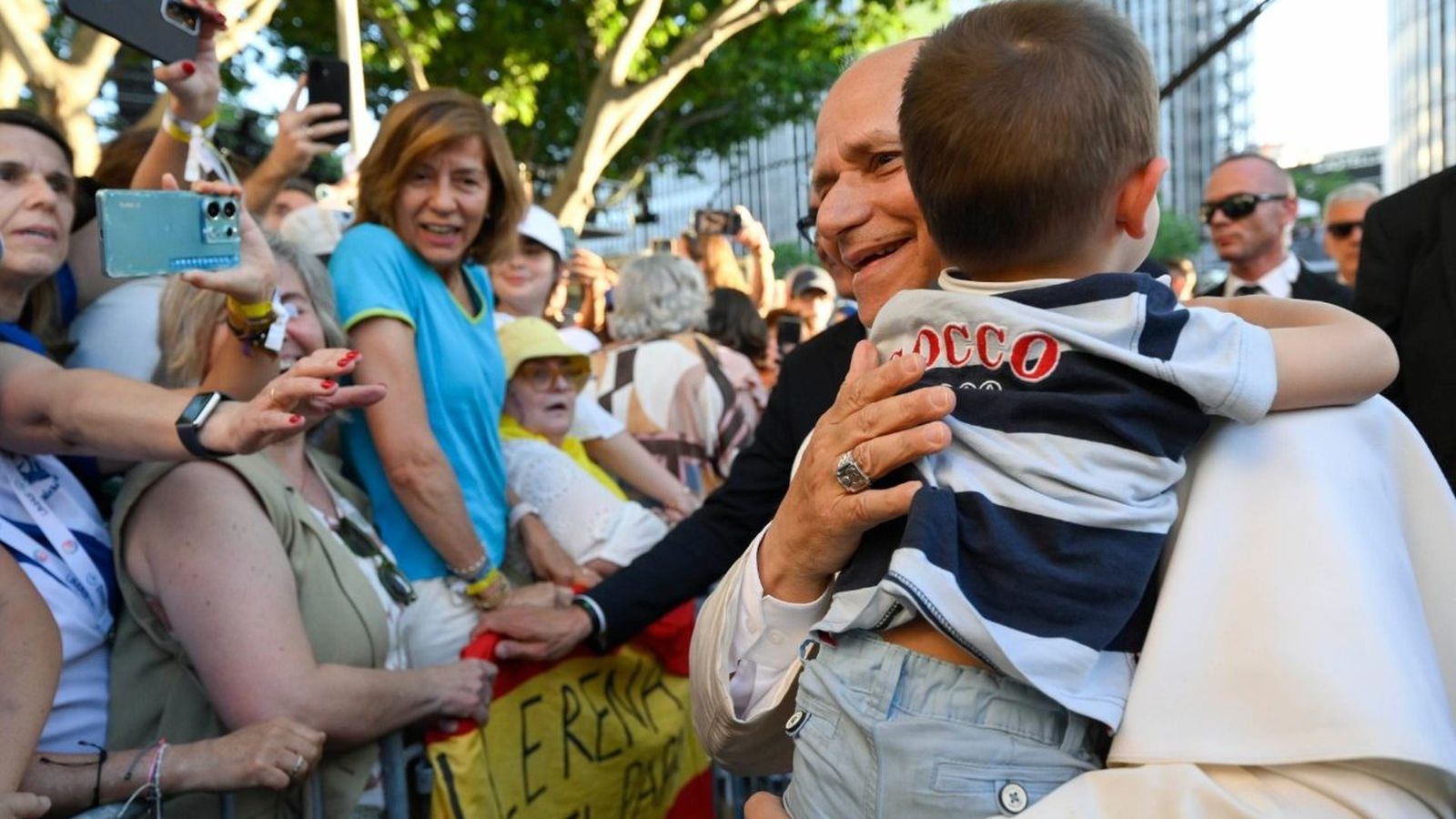El Papa abraza a un niño en Castellana