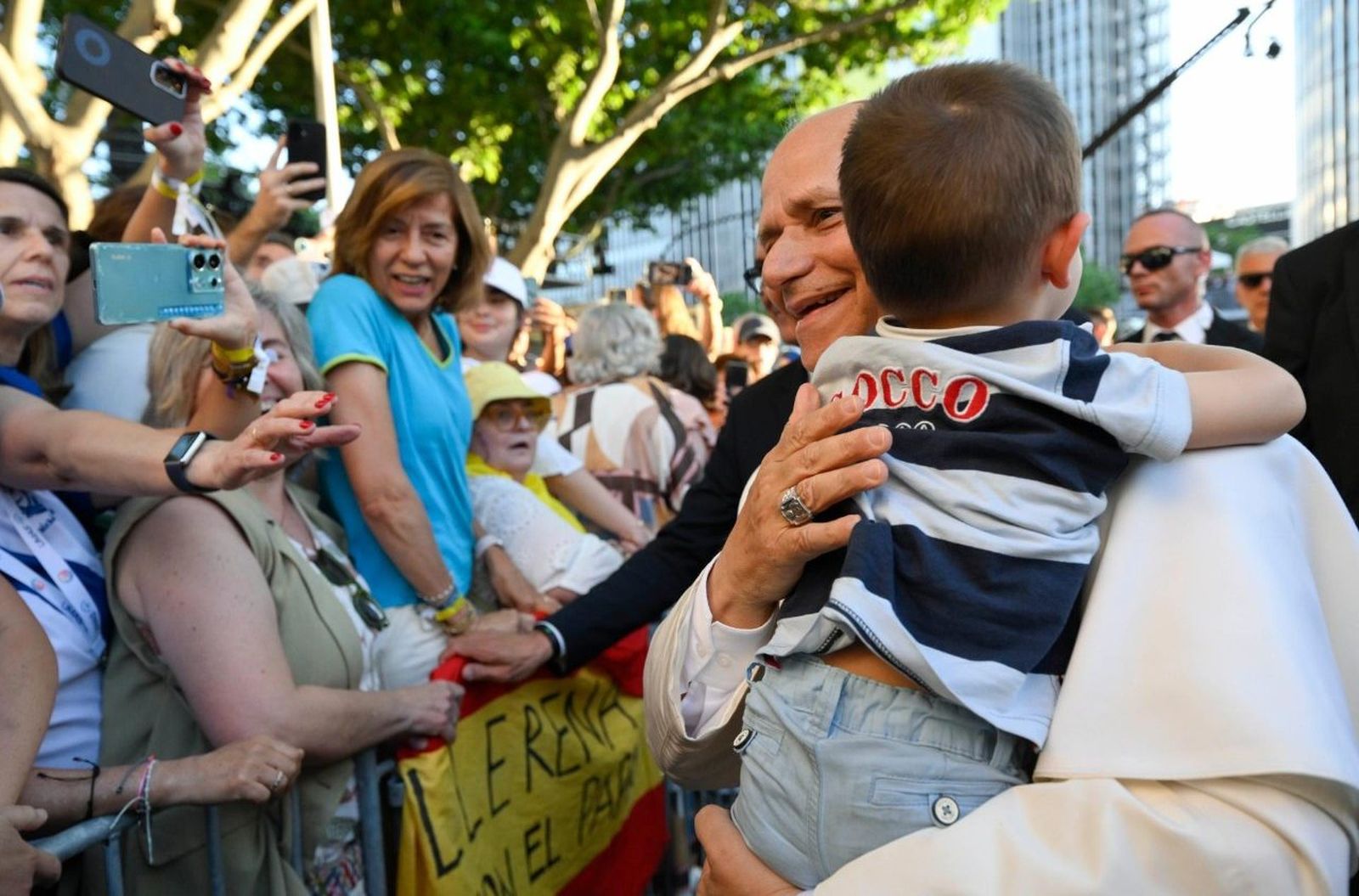 El Papa abraza a un niño en Castellana