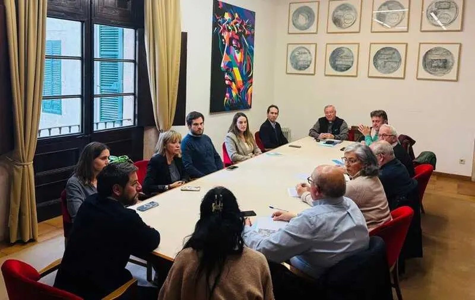 Reunión entre el obispo de Mallorca y representantes de diversas instituciones pública