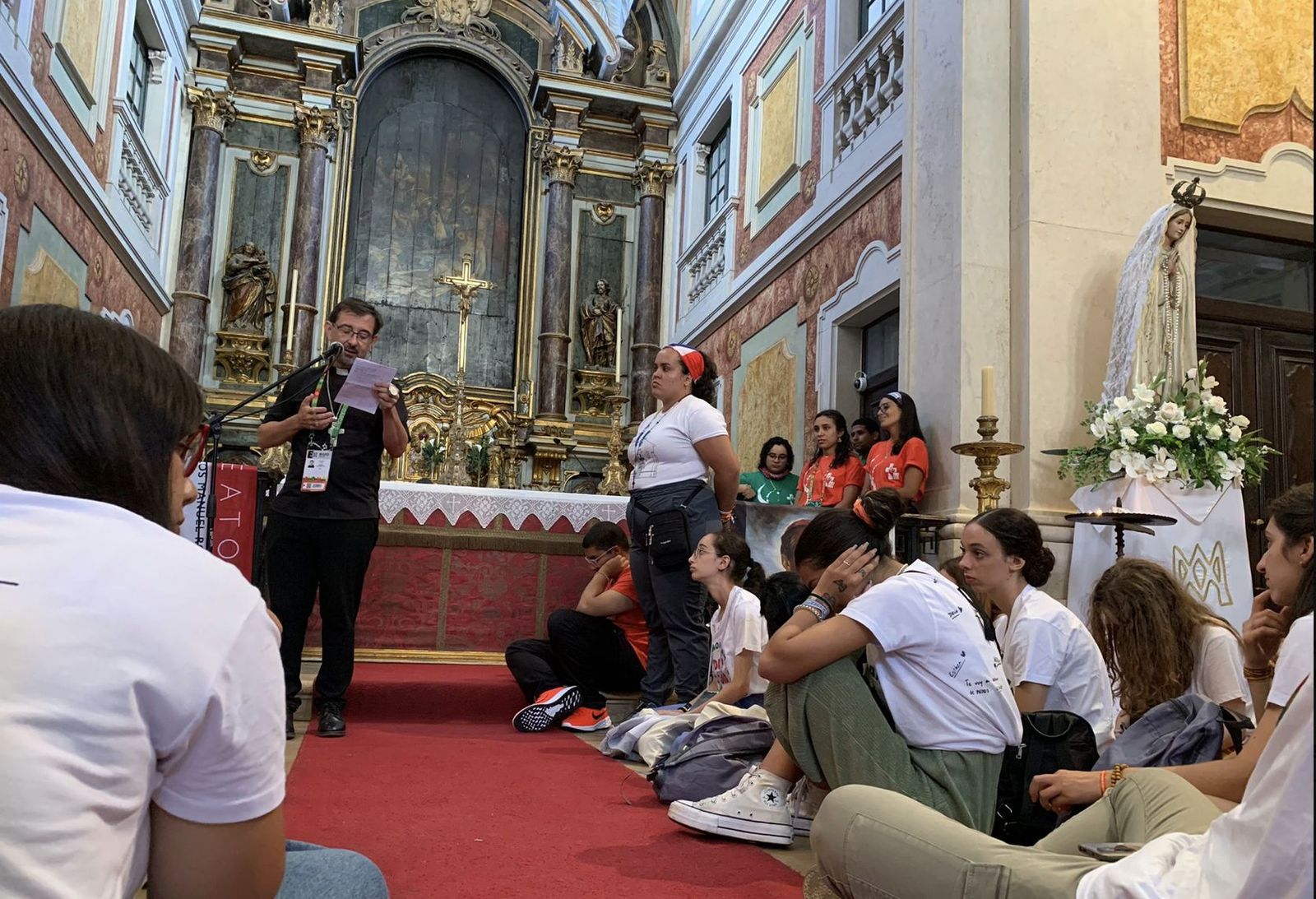 El arzobispo José Cobo, con los peregrinos madrileños en Portugal