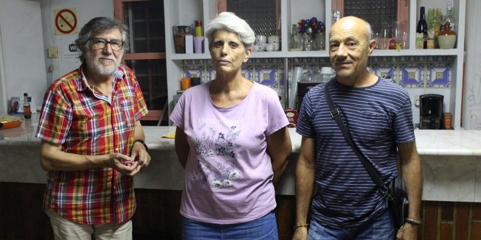 El párroco Javier Ojeda con María Ángeles y José Antonio, voluntarios de la Mesa por la Hospitalidad.