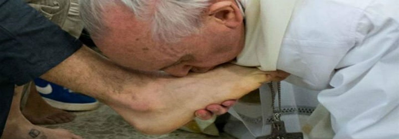 El Papa besa los pies de un preso