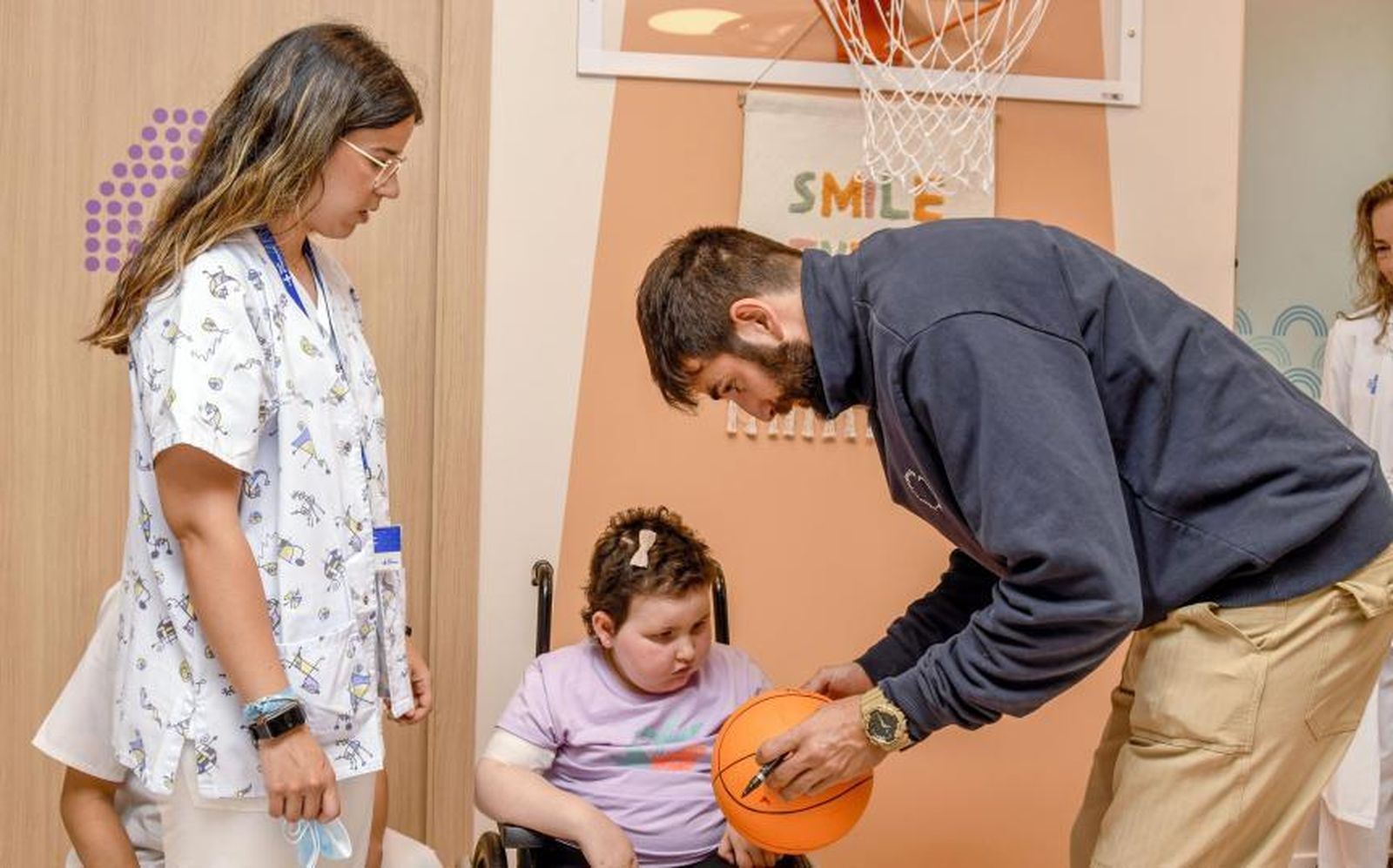 Ricky Rubio firma una pelota a una paciente pediátrica