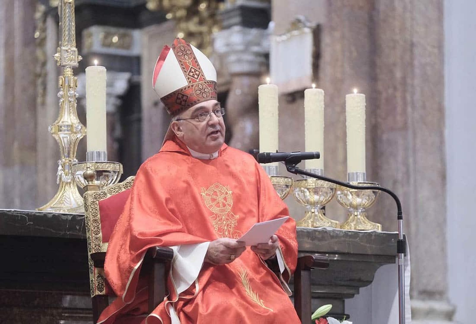 El arzobispo de Valencia, Enrique Benavent