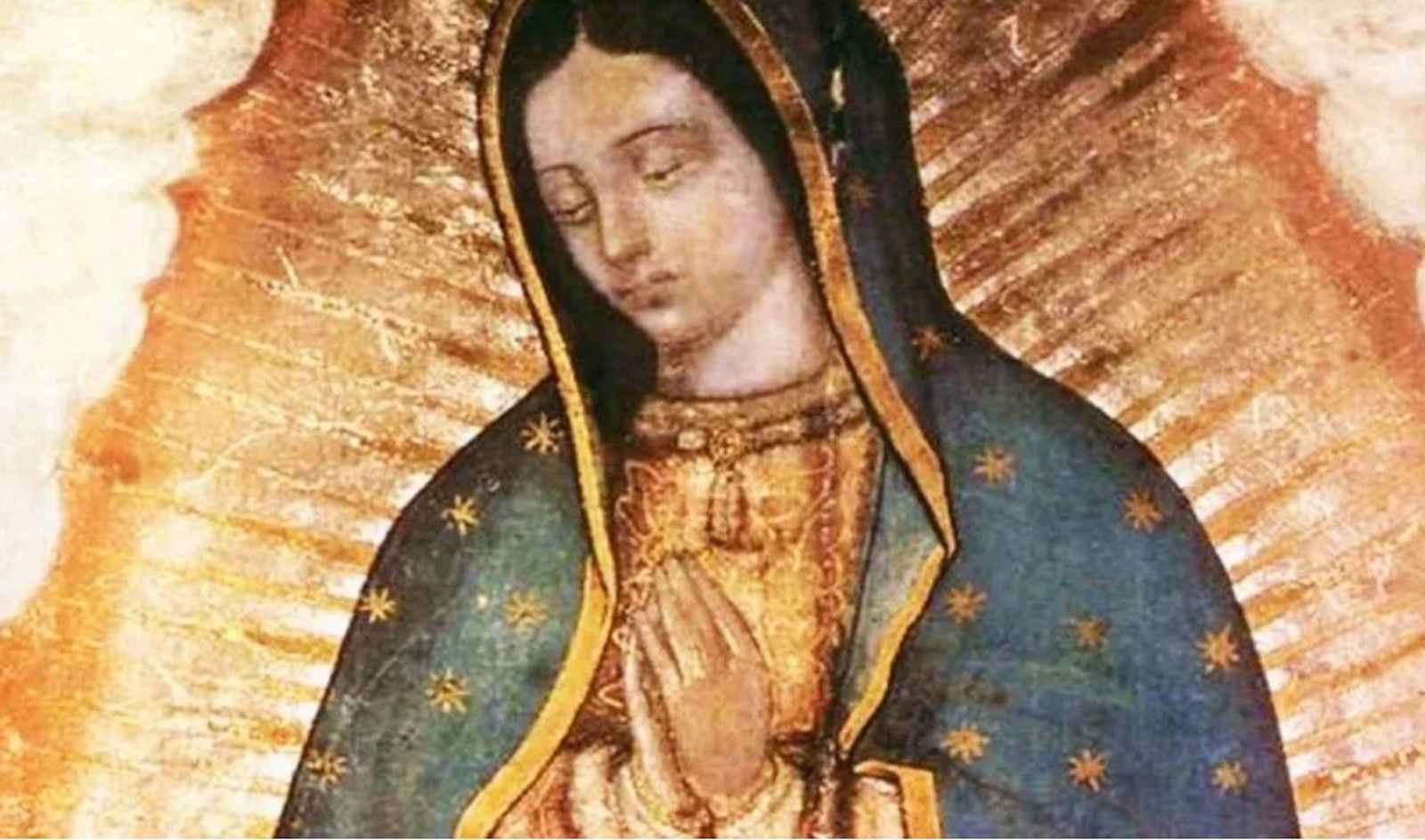 Una mujer vestida al sol