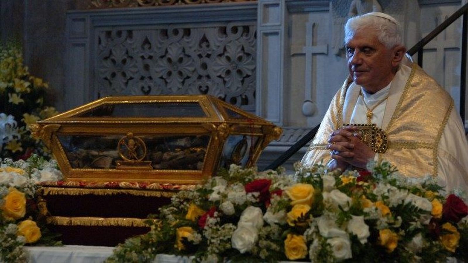 Benedicto XVI ante las reliquias de san Agustín