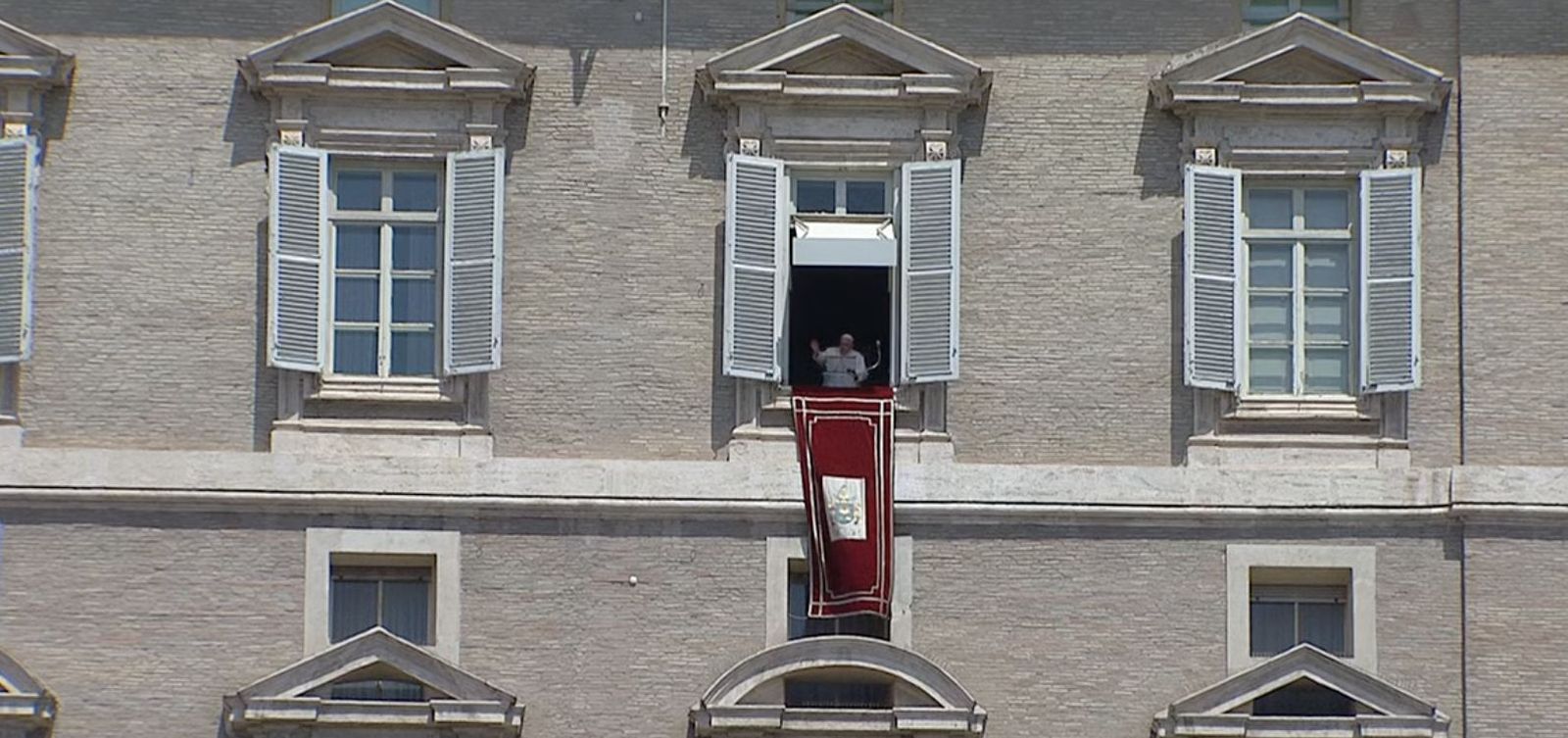 Francisco, asomado al balcón