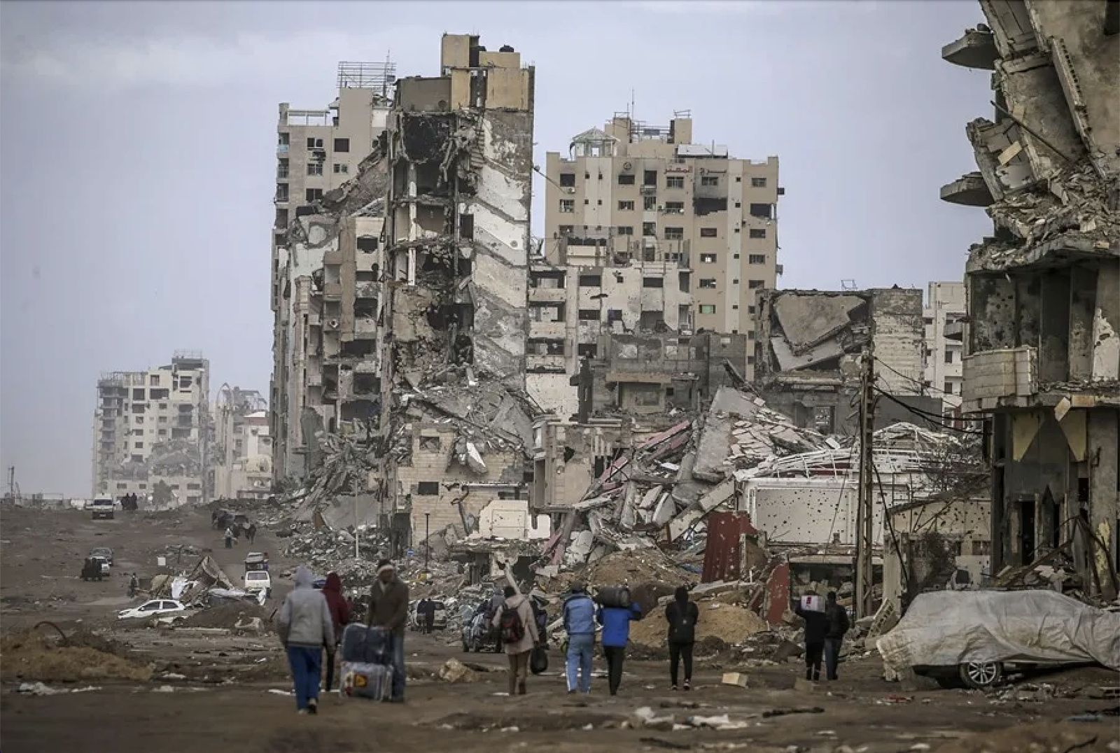 Un grupo de personas en una Gaza devastada