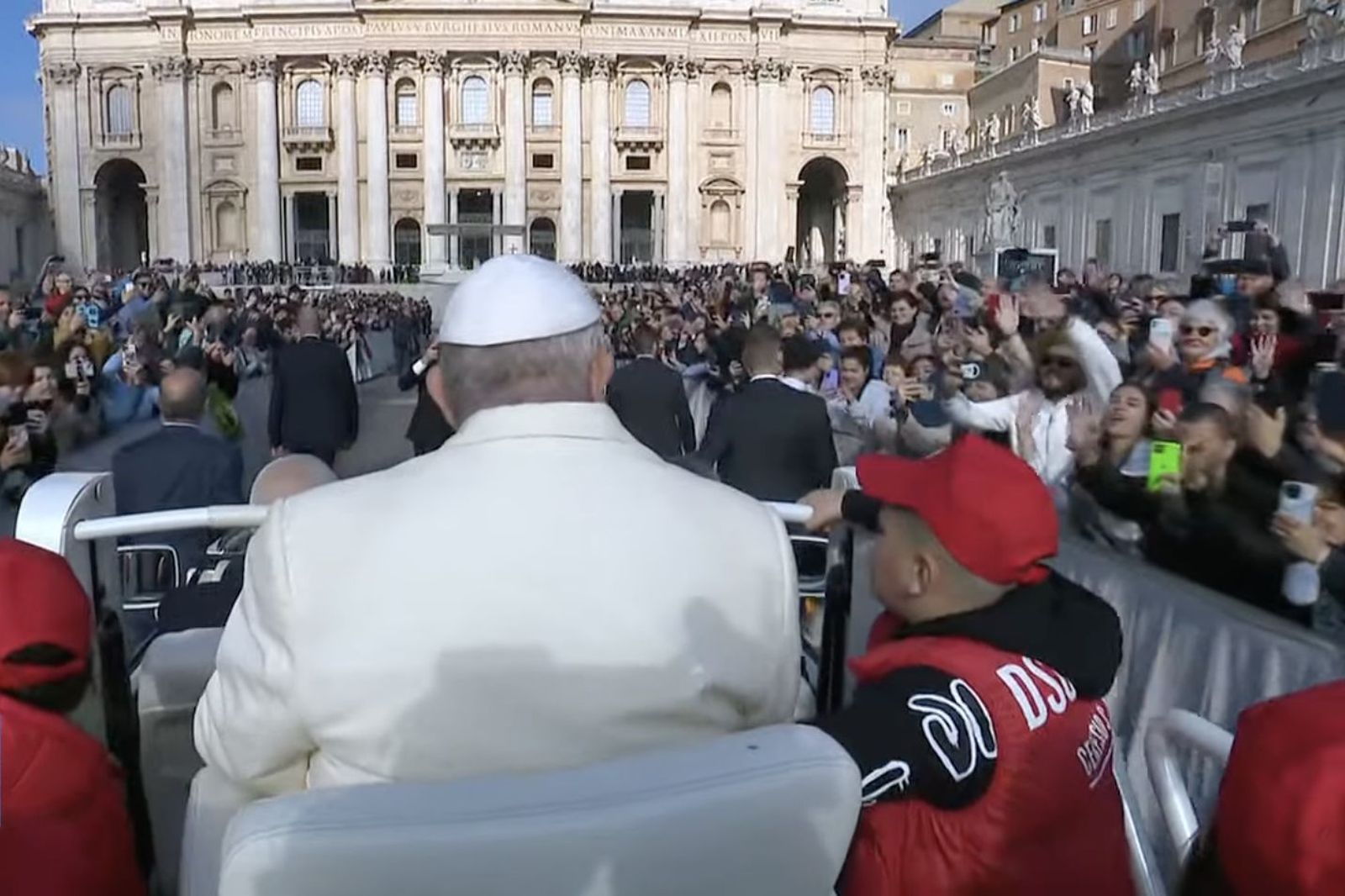 Francisco, con niños en el papamóvil