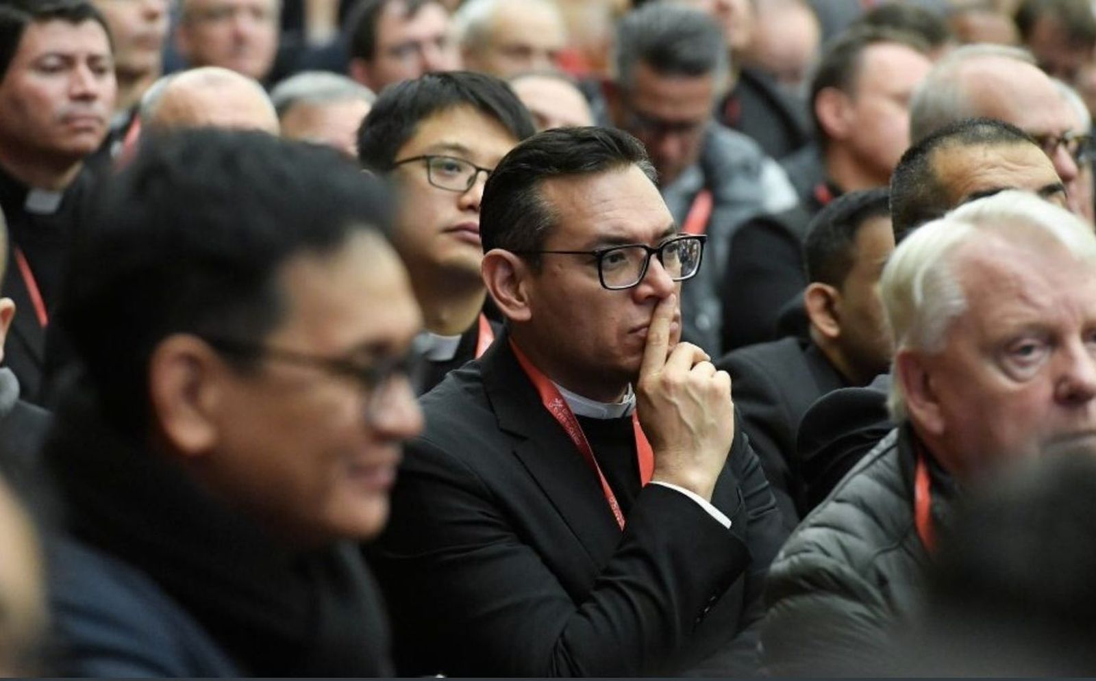 Uno de los sacerdotes asistentes a la audiencia