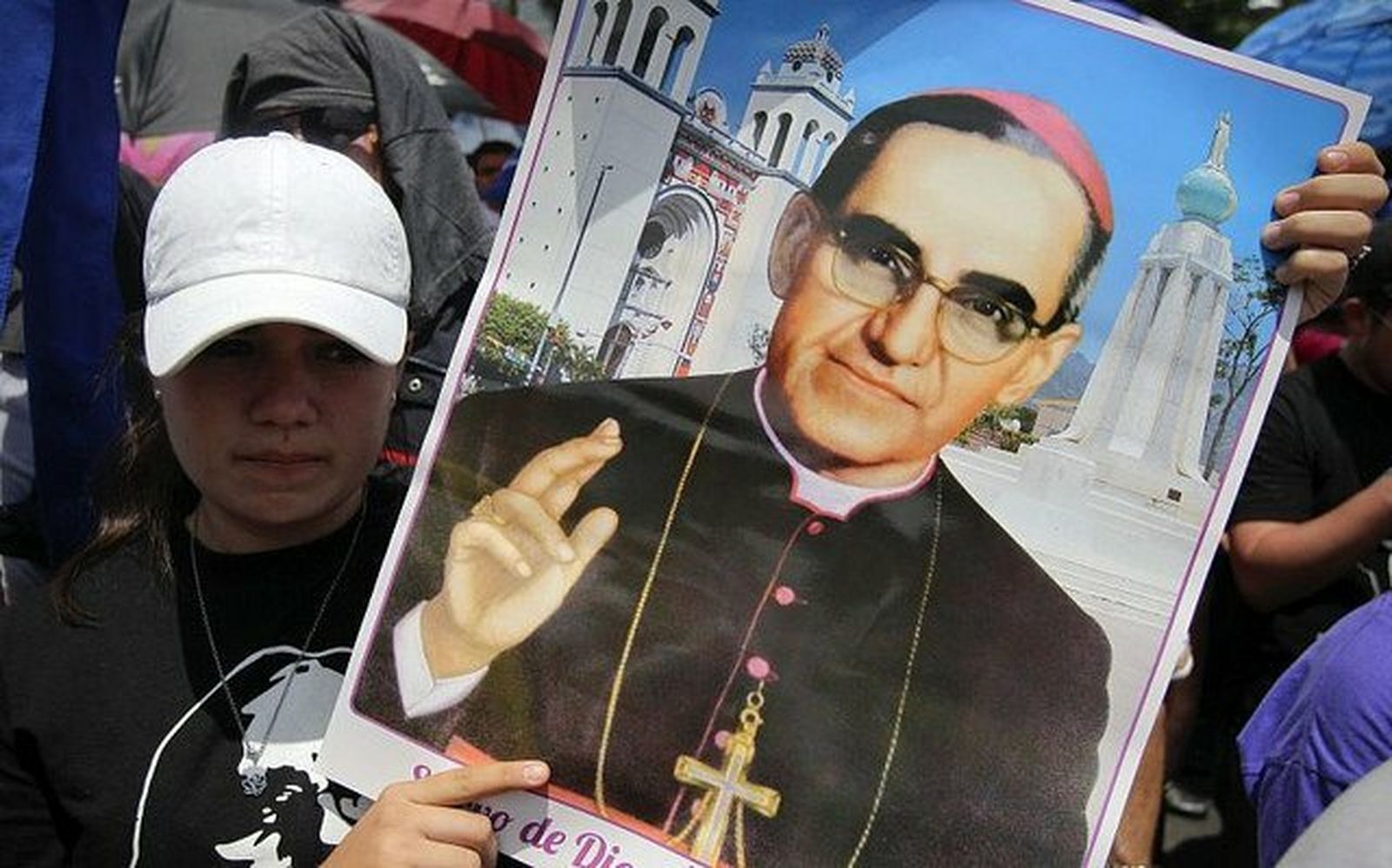 Joven con un retrato de Óscar Romero